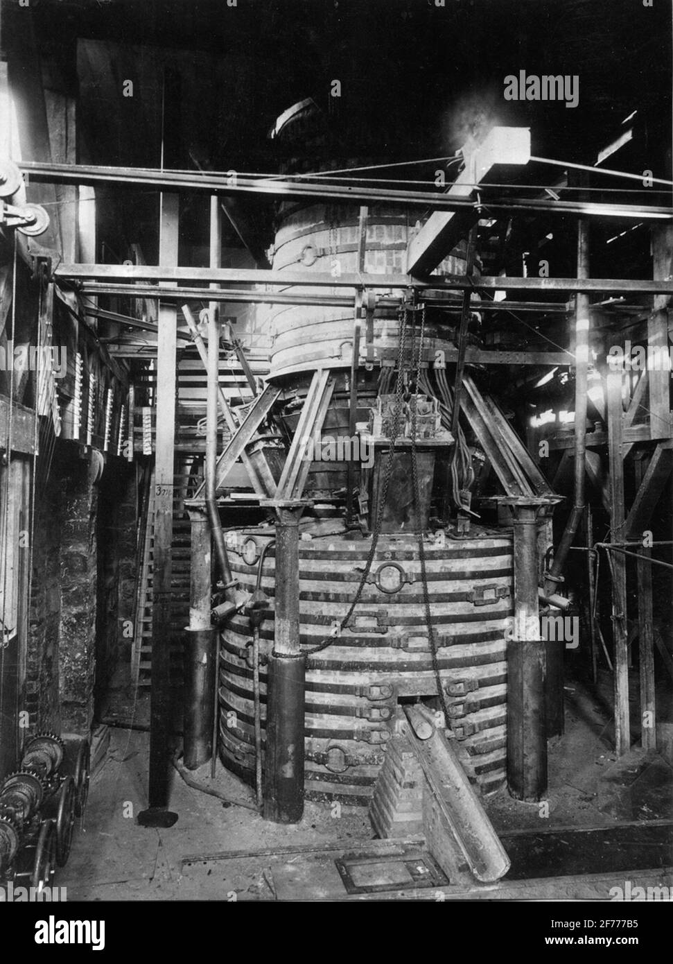 Il primo altoforno utile di Electrometal. Il forno è stato testato nel Domnom dal 2 al 27 luglio 1908, dal 27 al 30 dicembre 1908 e dal 7 maggio 31 luglio 1909. Max 800 CV. In media 470 CV. AB. Foto Stock