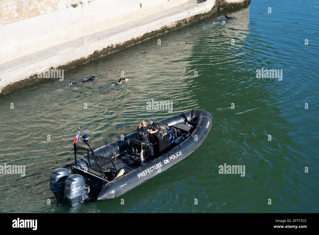 Parigi, Francia. Polizia pattugliando il fiume Senna Foto Stock