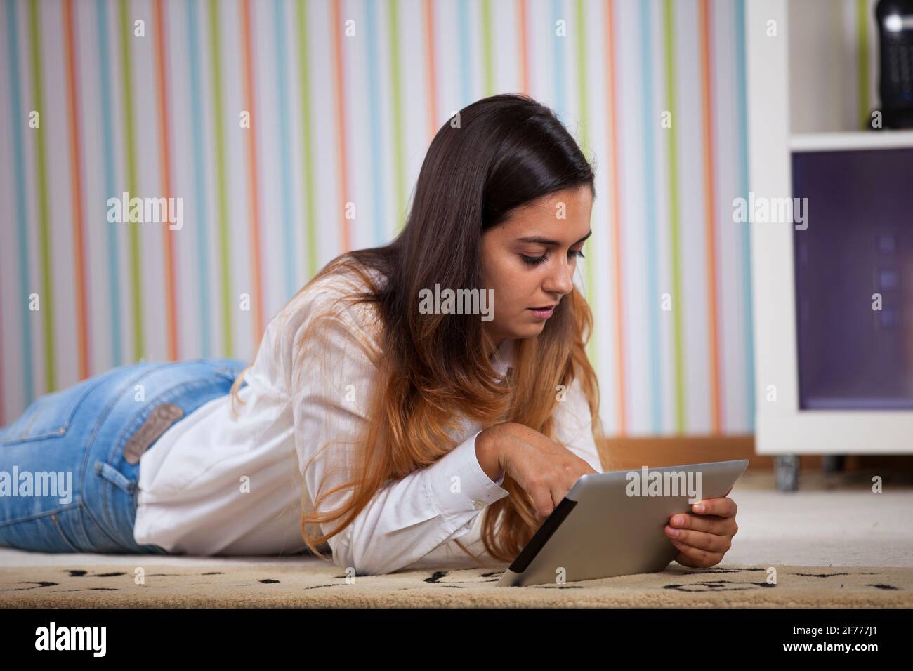 giovane donna che usa un tablet digitale Foto Stock
