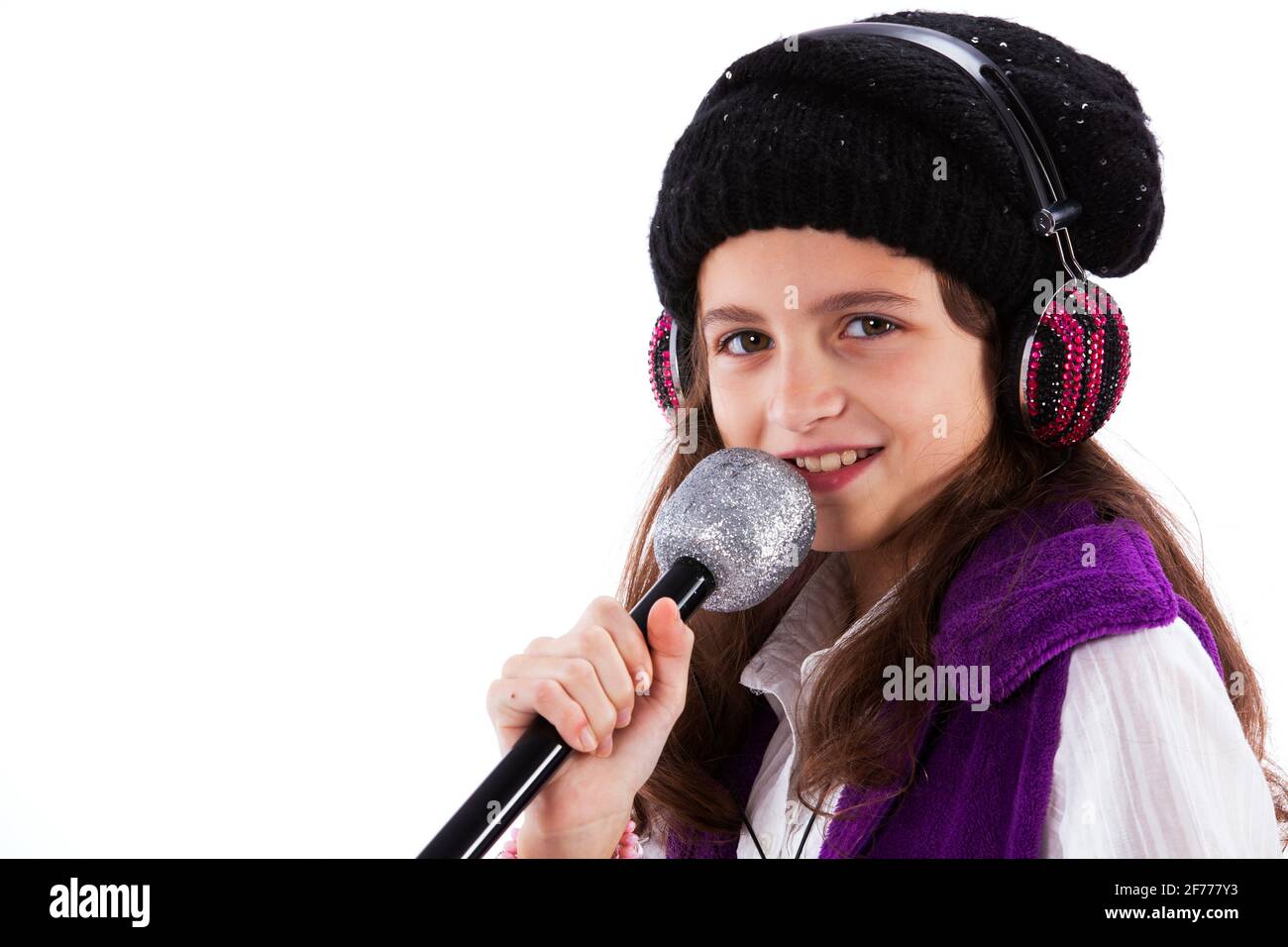 Donna bambino che canta con microfono e cuffie Foto Stock