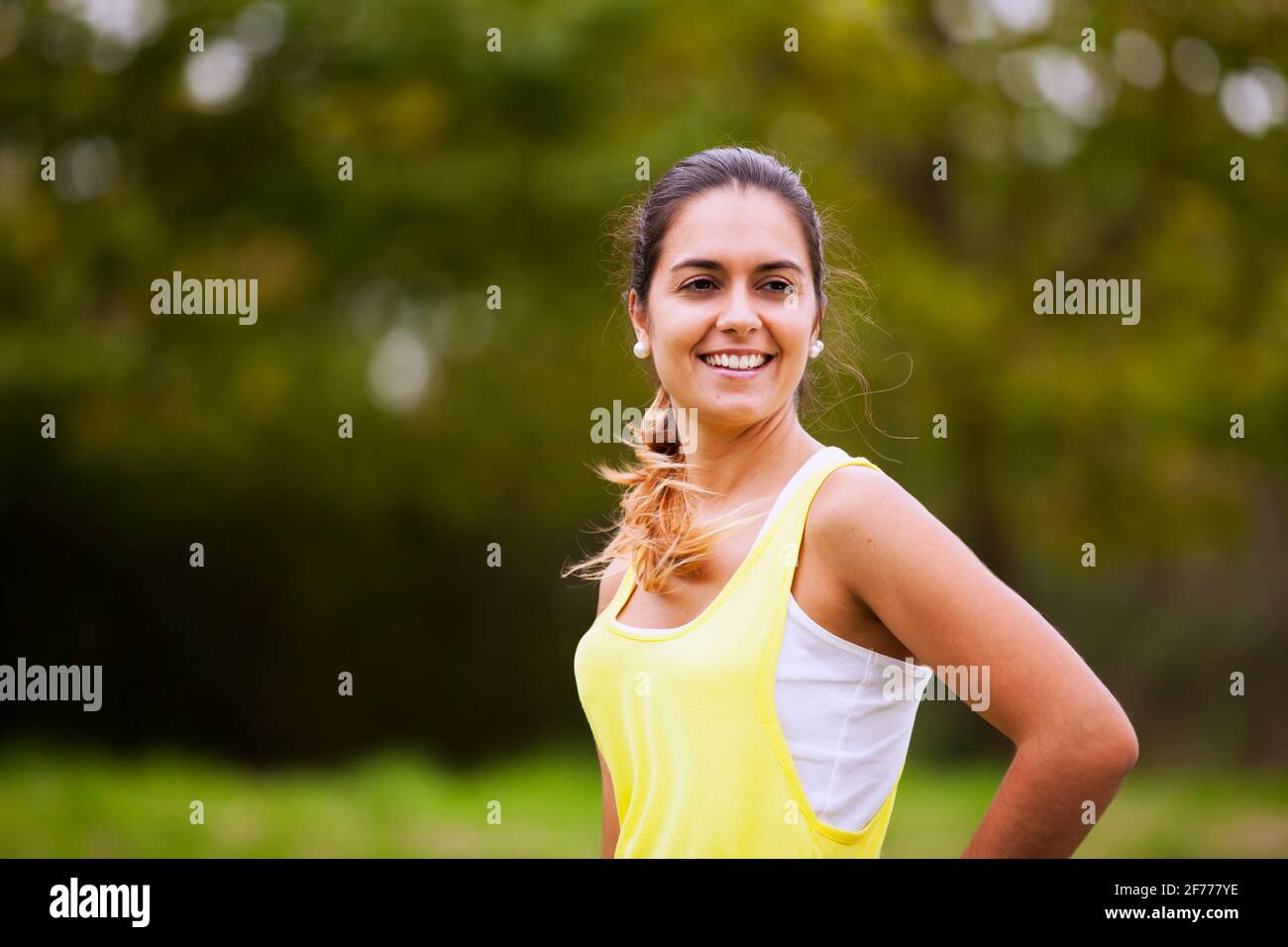 Giovane bella donna al parco della città Foto Stock
