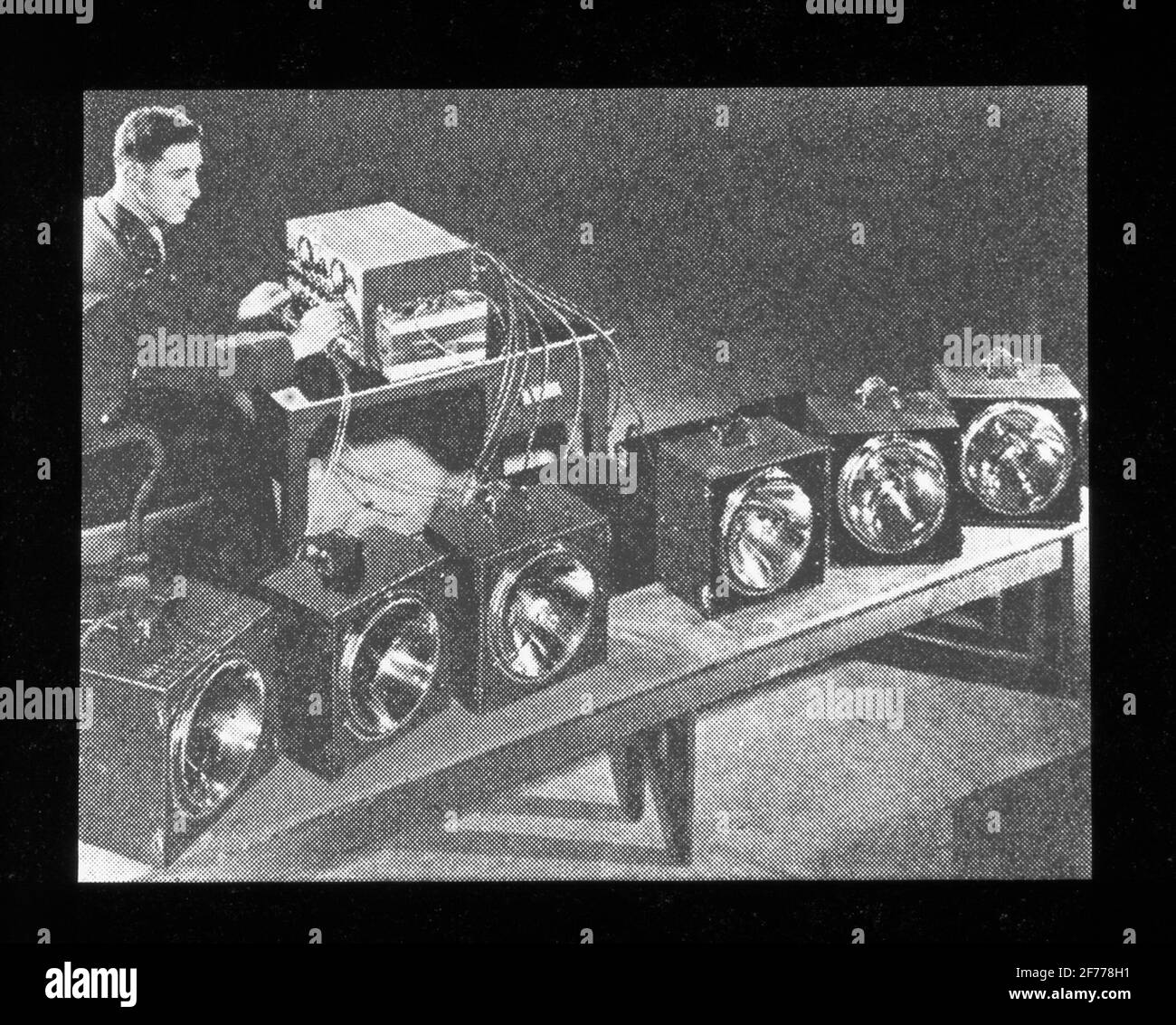 Immagine Skiopticon del Dipartimento di Fotografia del Royal Institute of Technology. Utilizzo da parte del professor Helmer Bäckström come materiale didattico. Bäckström è stato il primo professore svedese di fotografia al Royal Institute of Technology di Stoccolma 1948-1958.Blixt fotografia rapidamente spostare oggetti e processi rapidi. Foto Stock