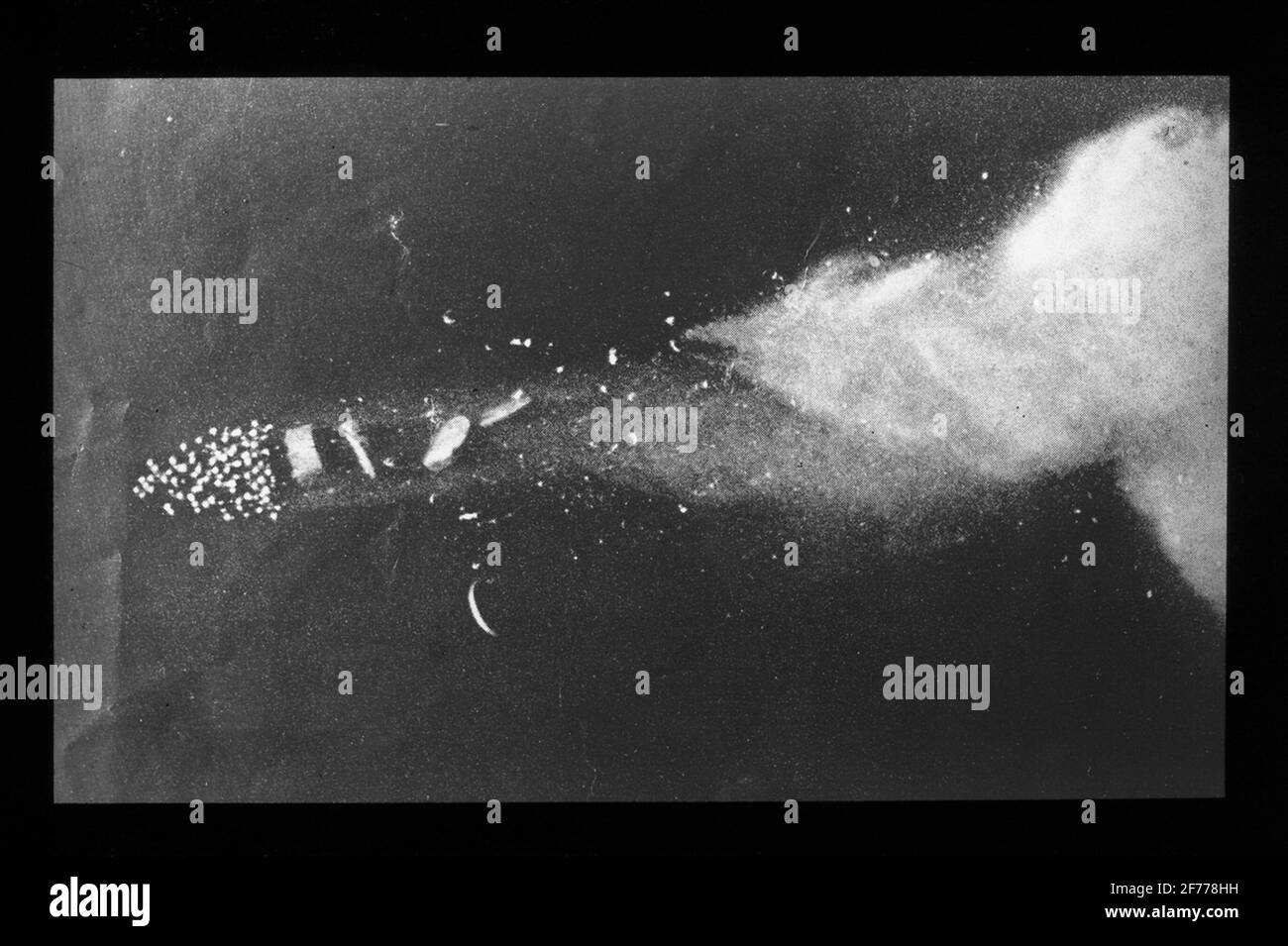 Immagine Skiopticon del Dipartimento di Fotografia del Royal Institute of Technology. Utilizzo da parte del professor Helmer Bäckström come materiale didattico. Bäckström è stato il primo professore svedese di fotografia al Royal Institute of Technology di Stoccolma 1948-1958.Blixt fotografia Hastically spostare oggetti e processi rapidi. Per ulteriori informazioni, vedere: Bäckström, Helmer. Manuale fotografico. Altra edizione rivista. Natura e Cultura. Stoccolma. 1948. pag. 876. Foto Stock