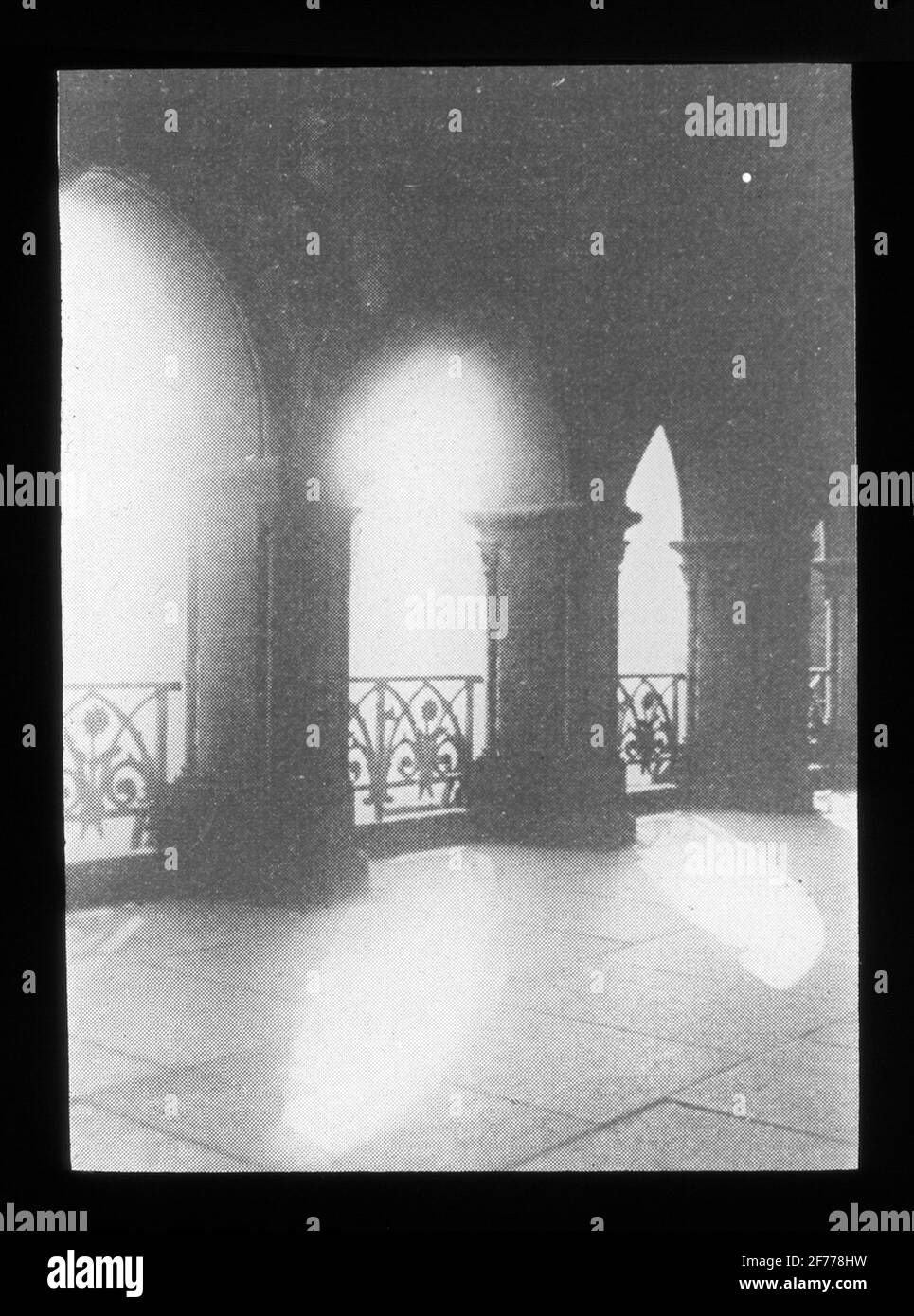 Immagine Skiopticon del Dipartimento di Fotografia del Royal Institute of Technology. Utilizzo da parte del professor Helmer Bäckström come materiale didattico. Bäckström è stato il primo professore svedese di fotografia al Royal Institute of Technology di Stoccolma 1948-1958. Esempio sulle radiazioni ultraviolette. L'immagine mostra il rivestimento della luce solare. Foto Stock