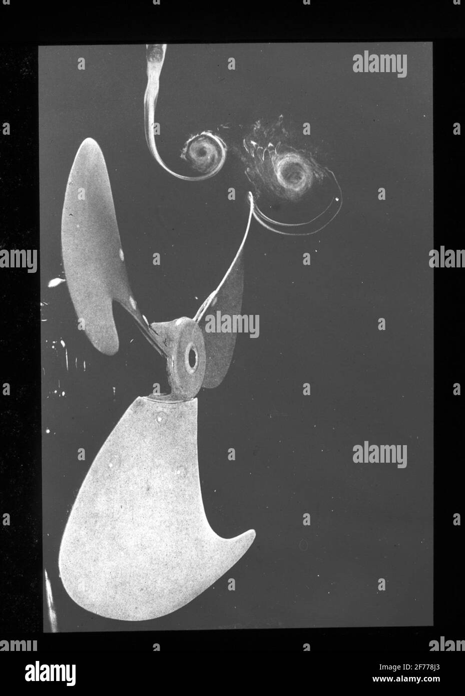 Immagine Skiopticon del Dipartimento di Fotografia del Royal Institute of Technology. Utilizzo da parte del professor Helmer Bäckström come materiale didattico. Bäckström è stato il primo professore svedese di fotografia al Royal Institute of Technology di Stoccolma 1948-1958.Blixt fotografia rapidamente spostare oggetti e processi rapidi. Ventola con fumo. Per ulteriori informazioni, vedere: Bäckström, Helmer. Manuale fotografico. Altra edizione rivista. Natura e Cultura. Stoccolma. 1948. pag. 876. Foto Stock