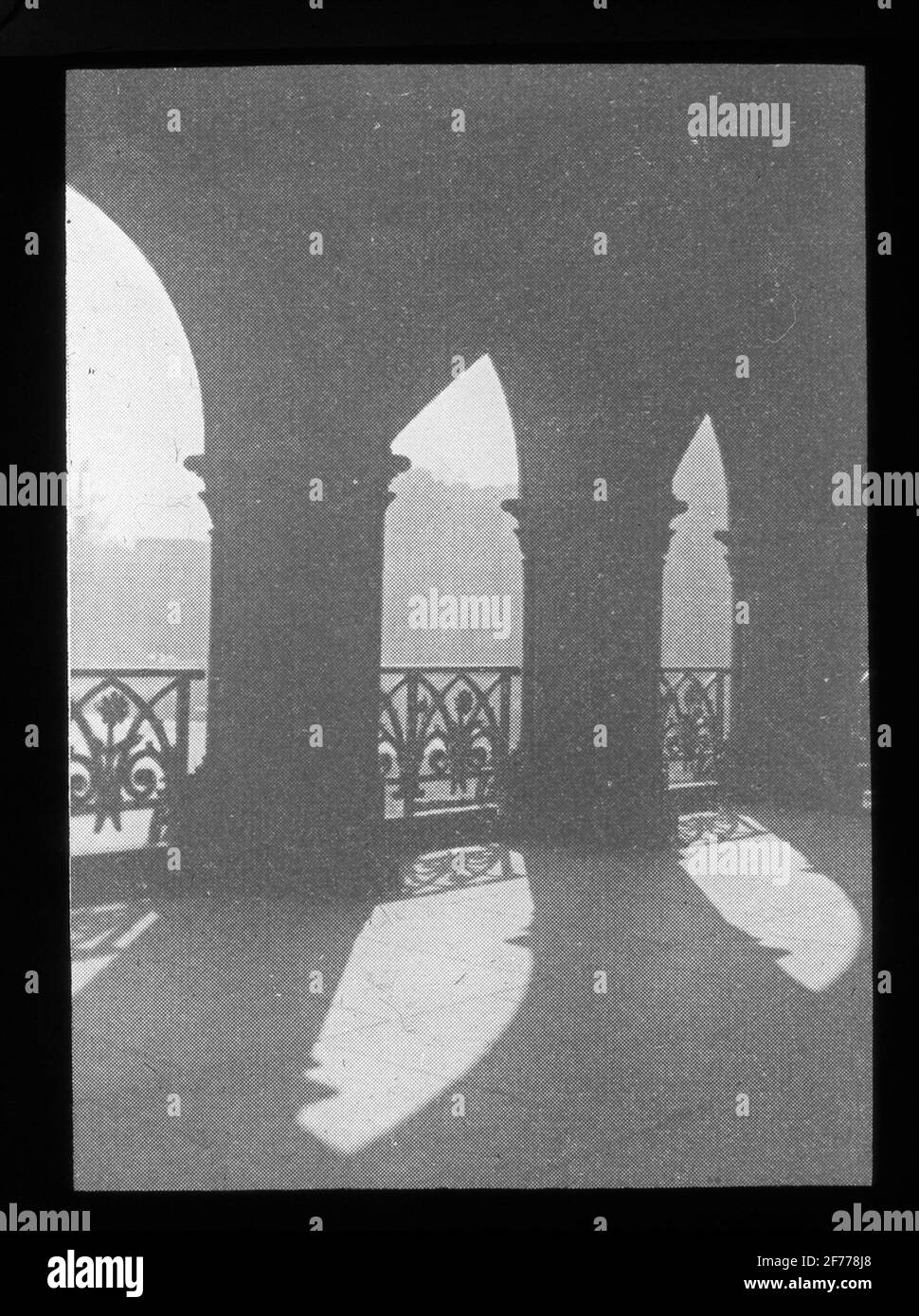 Immagine Skiopticon del Dipartimento di Fotografia del Royal Institute of Technology. Utilizzo da parte del professor Helmer Bäckström come materiale didattico. Bäckström è stato il primo professore svedese di fotografia al Royal Institute of Technology di Stoccolma 1948-1958. Radiazioni ultraviolette. L'immagine mostra che il rivestimento della luce solare può essere ridotto utilizzando filtri UV. Foto Stock