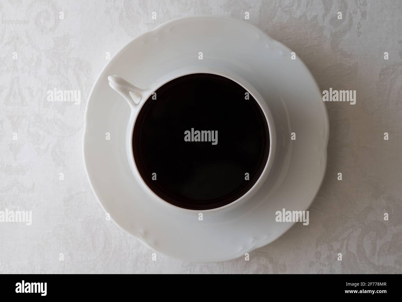 Caffè in tazza bianca su tovaglia bianca Foto Stock
