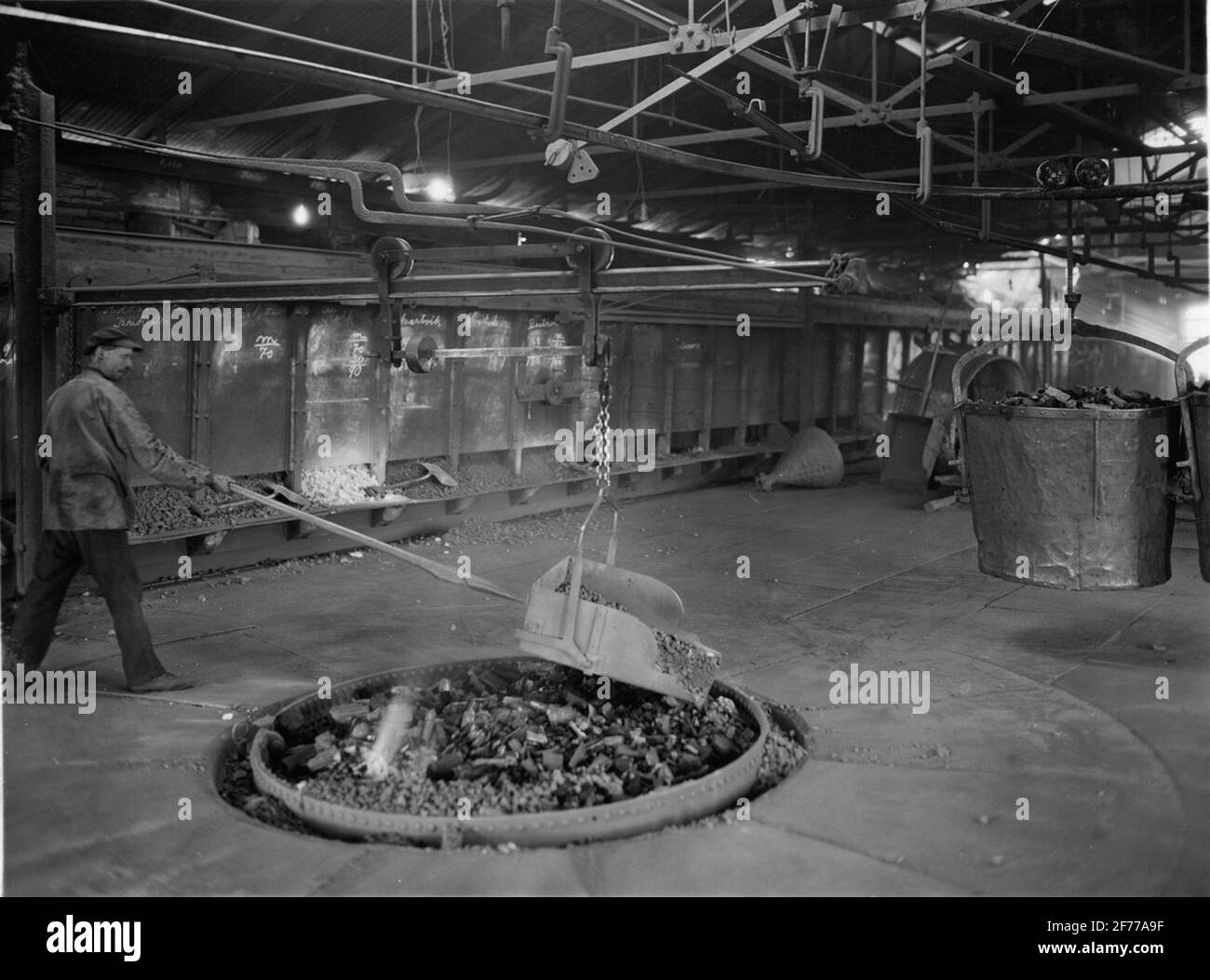 Le ironerie di Sandviken (Sandvikens Jernverk). Set di minerali e dragati su gru a altoforno. Attraverso la materia prima pura, vale a dire zolfo e minerali fosforici, nonché carbone come combustibile, e attraverso la cura del processo la cura è già fondata nella qualità dell'acciaio di sabbiatura. Si noti che le varie varietà di minerali sono pesate attentamente sull'onda, come mostrato nell'immagine, porta il secchio, il carbone, a destra dell'immagine, misurata nell'alloggiamento di carbonio e arriva alla corda al frantoio a scoppio. Foto Stock