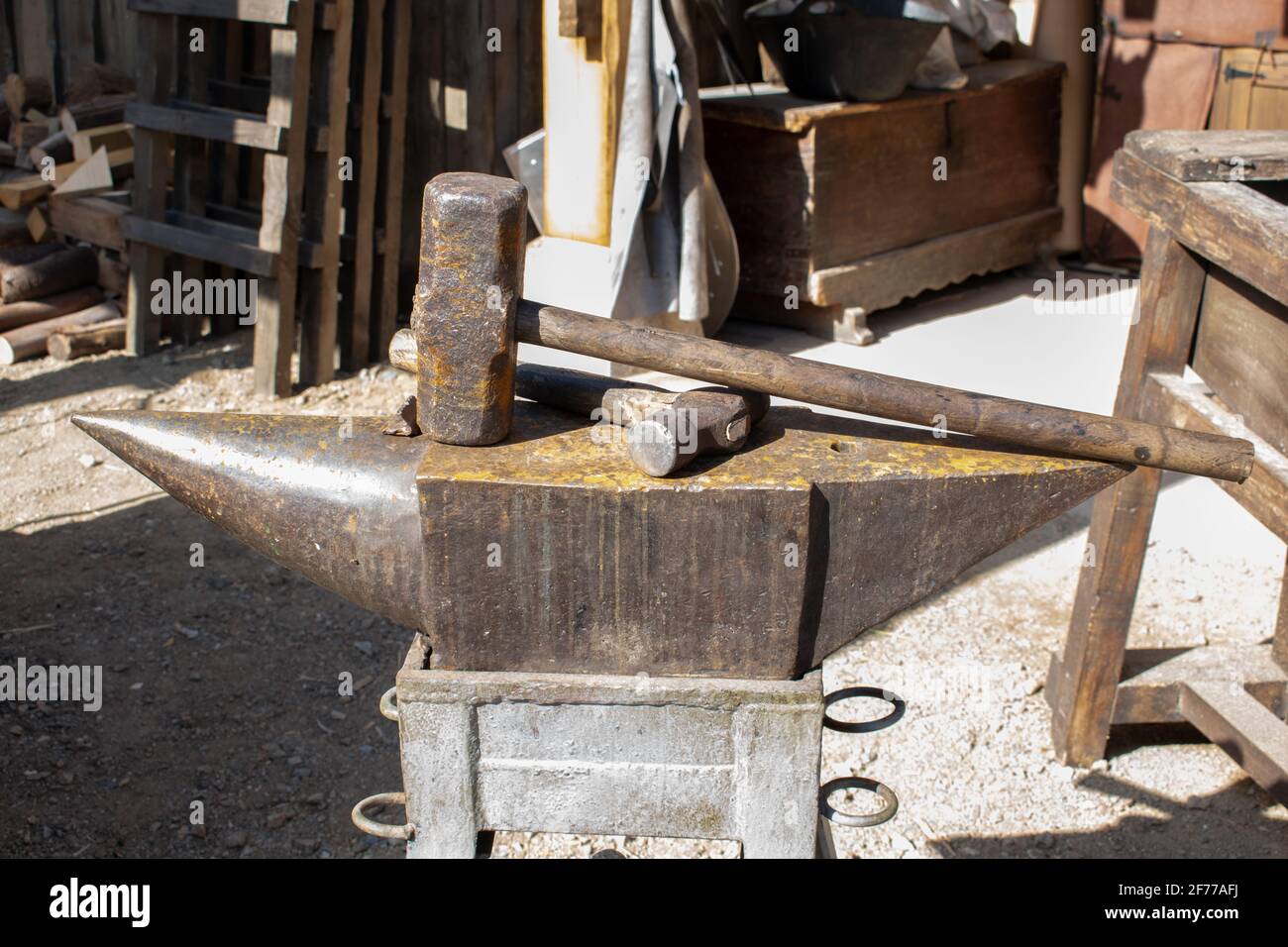 antico incudine fabbro con ferro di cavallo a martello Foto stock - Alamy