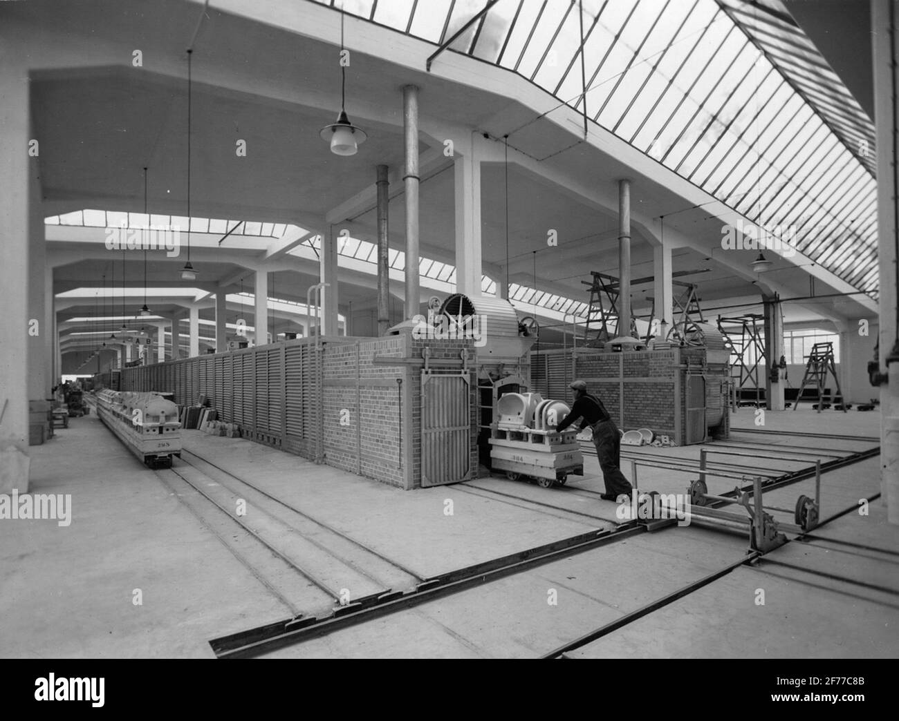 Fornaci a tunnel elettrici della fabbrica di porcellane di Gustavsberg. Foto Stock