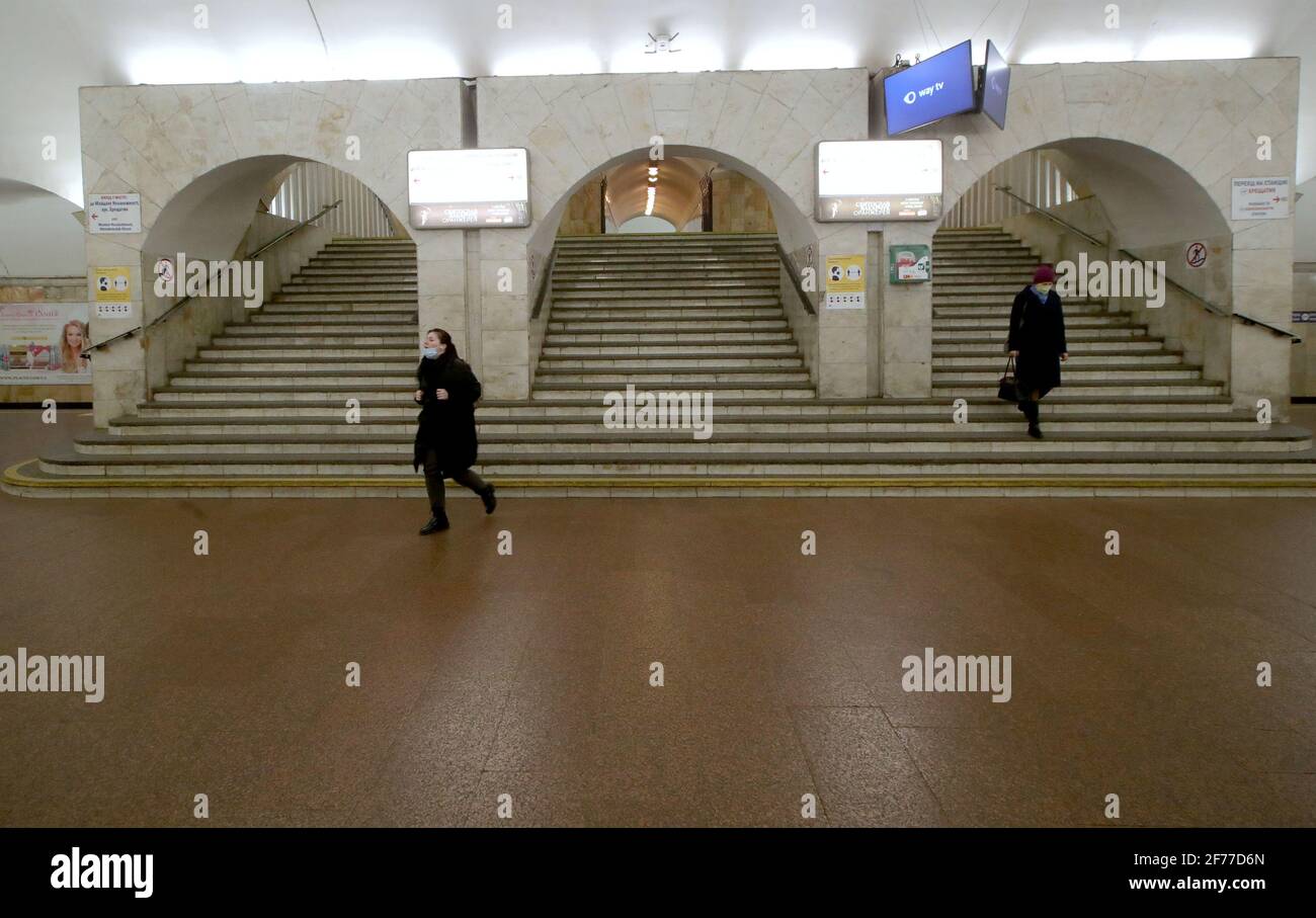 KIEV, UCRAINA - 5 APRILE 2021 - i passeggeri scenderanno i passi di uno scambio sulla Metropolitana di Kiev, capitale dell'Ucraina. A partire dal 5 aprile fino al Foto Stock