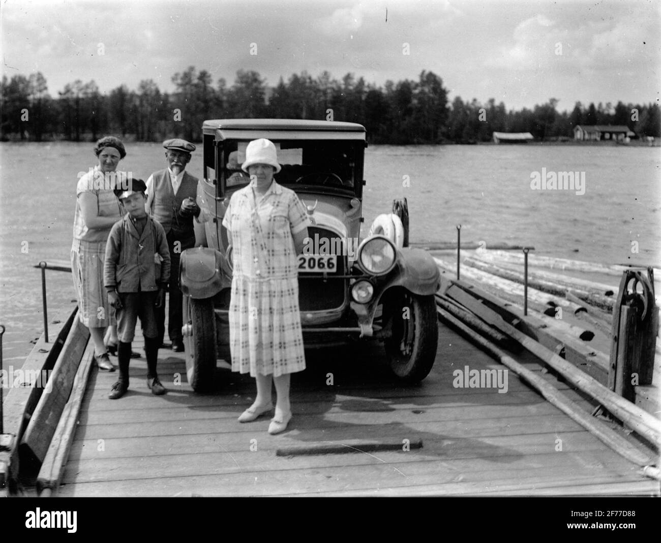 Carl Richard Nyberg, chiamato Flight-Nyberg (secondo a destra nella foto), insieme a diverse persone su un traghetto. La foto è rimasta al Museo tecnico della signora Greta Broberg, Stoccolma, attraverso le collezioni storiche del film gennaio 1952. Foto Stock