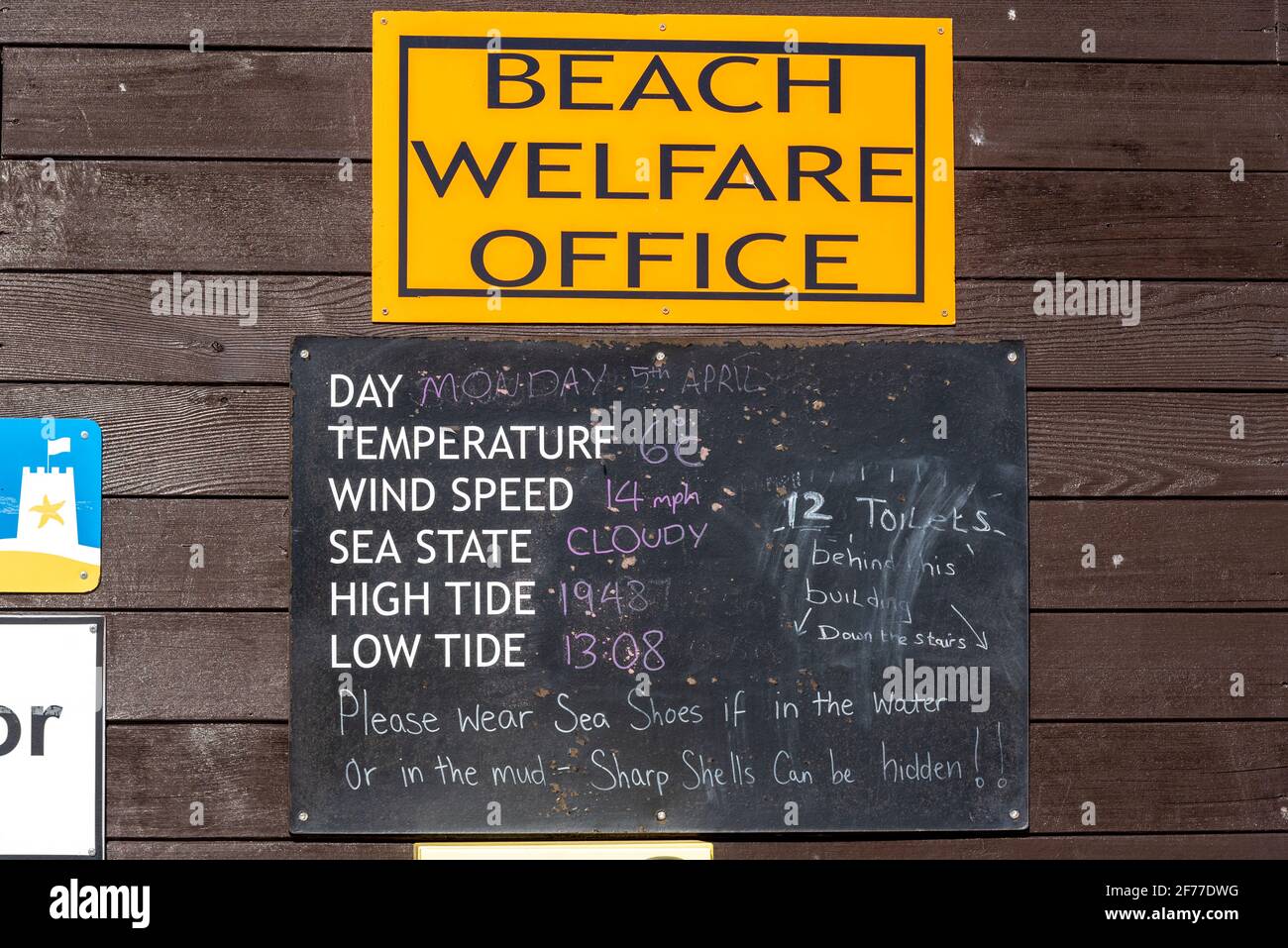 Beach Welfare Office a Southend on Sea, Essex, Regno Unito, con  informazioni meteo, tempi di marea e indicazioni per i servizi igienici  calato su una lavagna Foto stock - Alamy