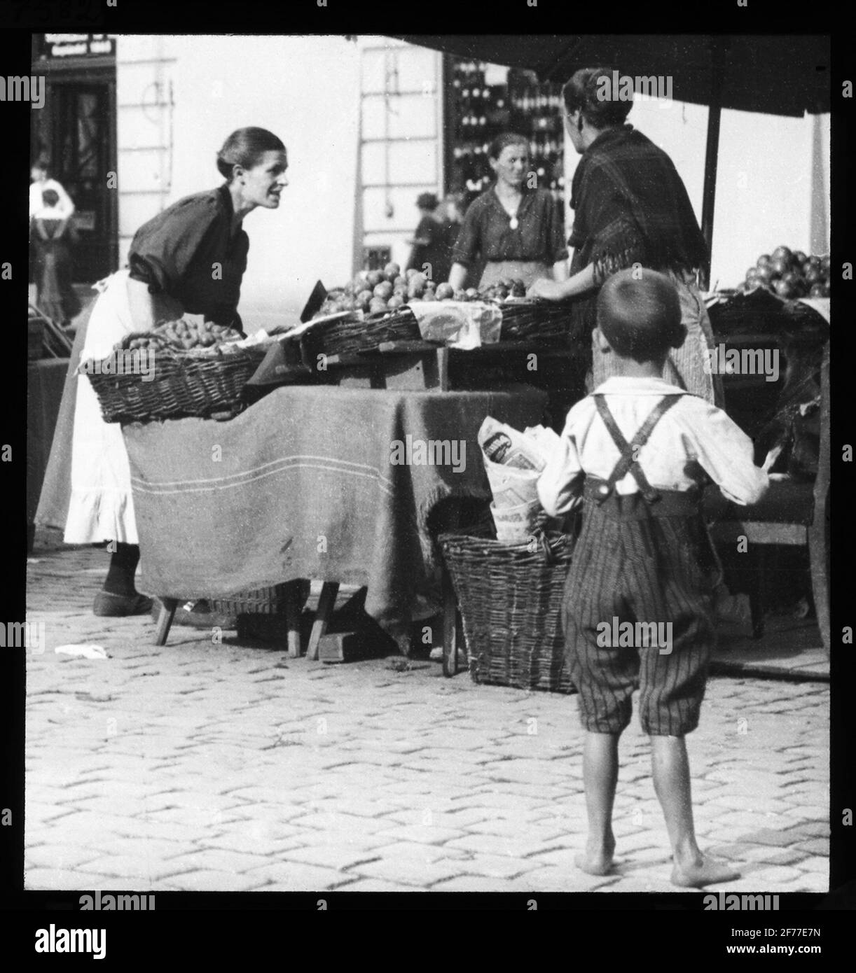 Immagine Skiopticon del Dipartimento di Fotografia del Royal Institute of Technology. Utilizzo da parte del professor Helmer Bäckström come materiale didattico. Bäckström fu il primo professore svedese di fotografia al Royal Institute of Technology 1948-1958. Il quadro rappresenta il mercato commerciale di Norimberga. L'immagine viene ritagliata. Vedere la figura SKC6178 e SKC6179. Foto Stock