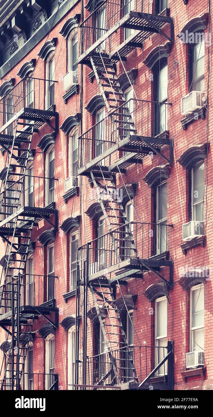 Vecchio edificio di New York con fuga dal fuoco, colore applicato tonificante, Stati Uniti. Foto Stock