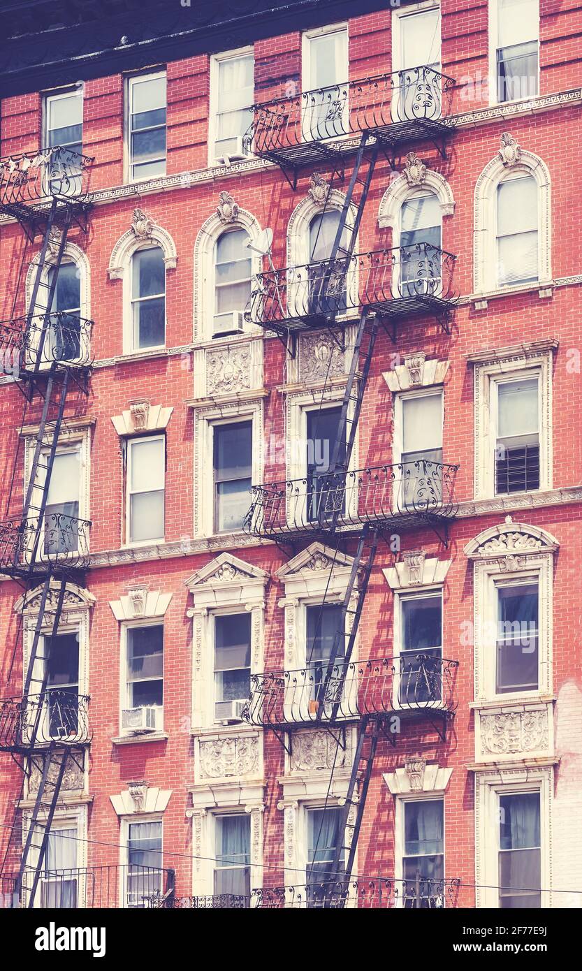 Vecchio edificio di New York con fuga dal fuoco, colore applicato tonificante, Stati Uniti. Foto Stock