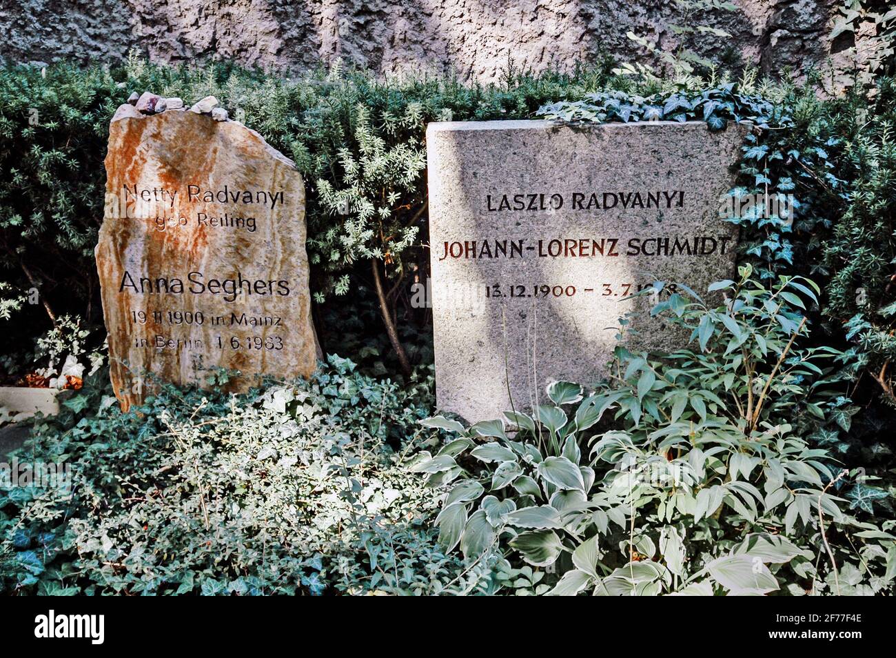 Berlino: Dorotheenstädtischer Friedhof - Grab von Anna Seghers und Ehemann Foto Stock