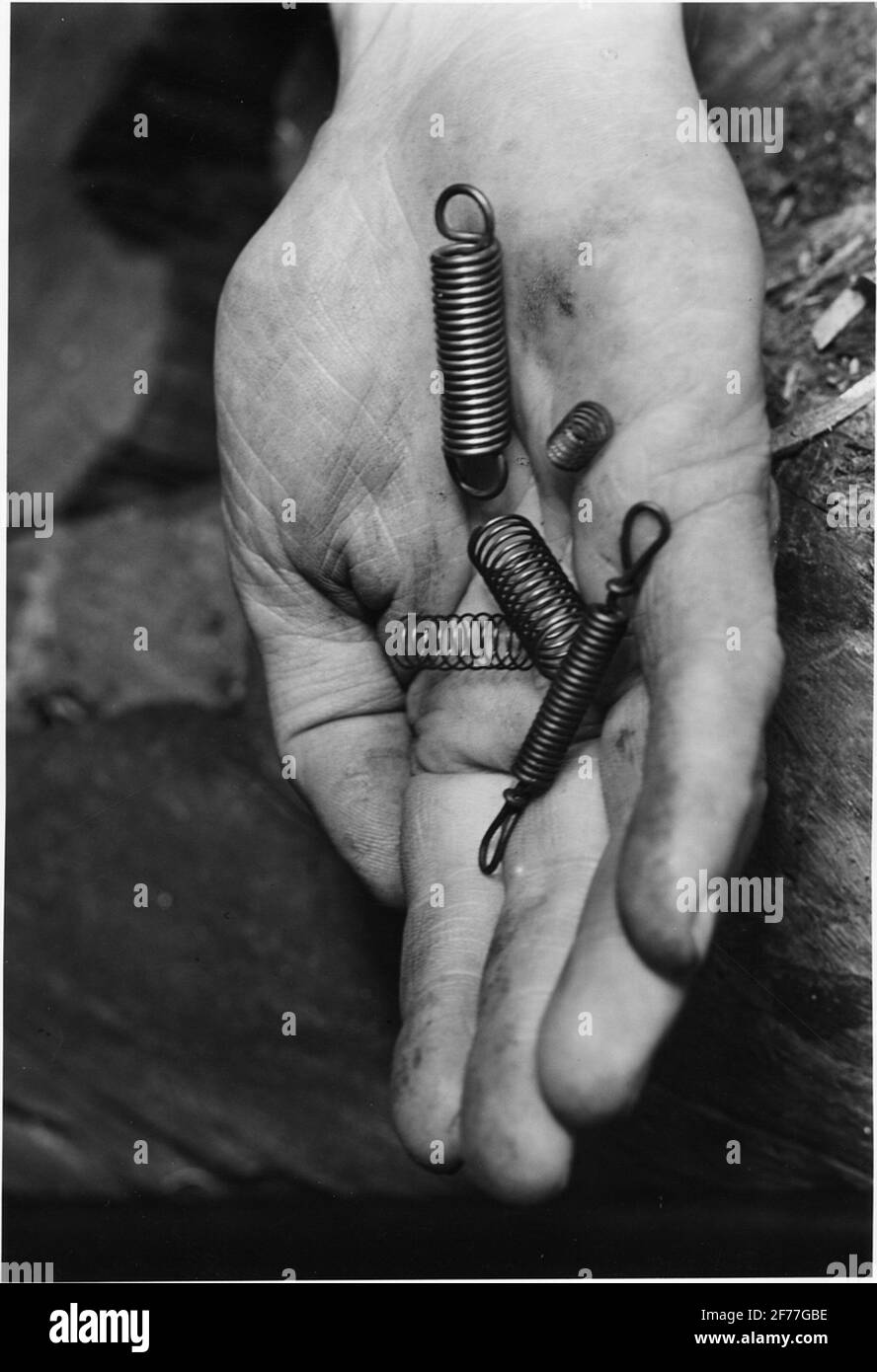 Molle a spirale (molle di trascinamento e pressione) da Älvkarleö uso del ferro. Foto Stock