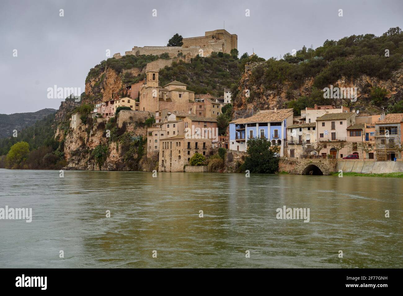 Miravet città e castello con il fiume Ebro di fronte (Ribera d'Ebre, Catalogna, Spagna) ESP: Pueblo y castillo de Miravet con el Río Ebro (Cataluña) Foto Stock