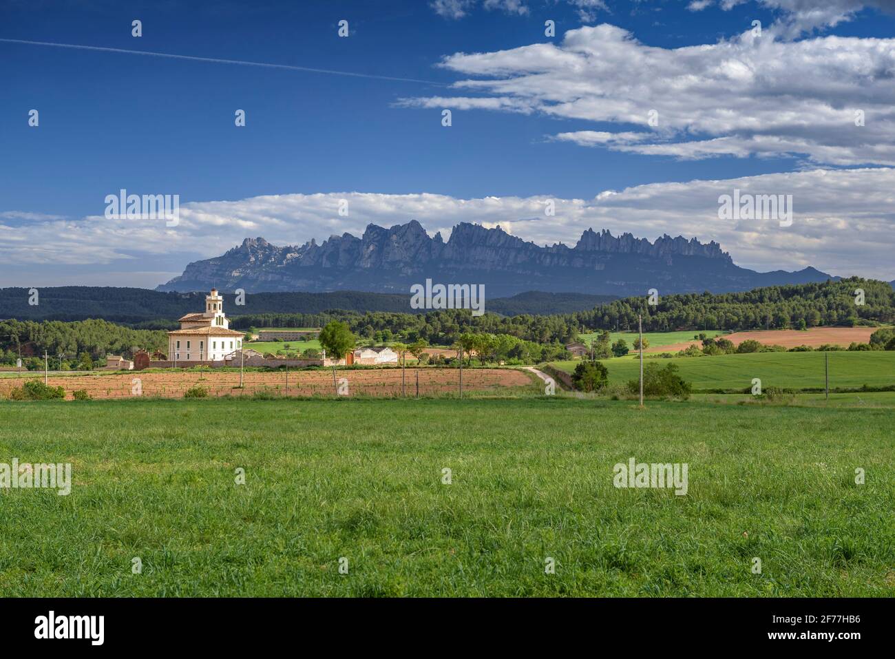 Montagna di Montserrat e Torre Lluvià, a Manresa e Pla de Bages, in un pomeriggio di primavera (provincia di Barcellona, Catalogna, Spagna) Foto Stock