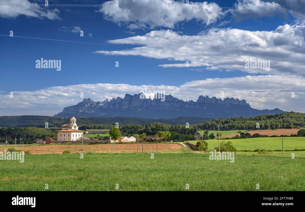 Montagna di Montserrat e Torre Lluvià, a Manresa e Pla de Bages, in un pomeriggio di primavera (provincia di Barcellona, Catalogna, Spagna) Foto Stock