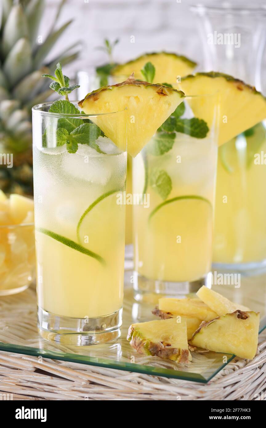 Lime e menta fresche unite a succo di ananas fresco e tequila. I cocktail all'ananas hanno sempre un gusto e un aroma brillanti! Foto Stock