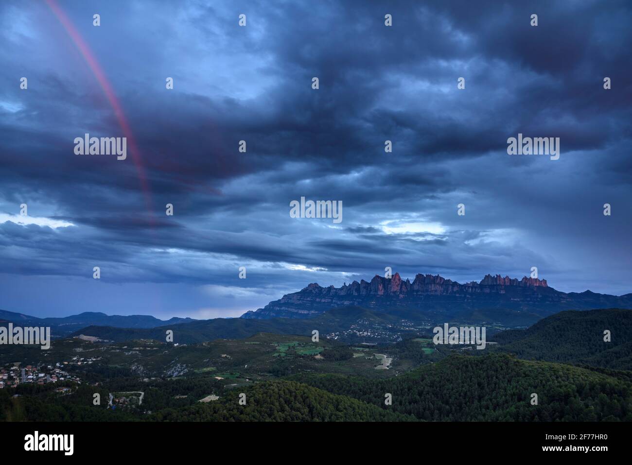 Montagna di Montserrat in un tramonto nuvoloso con un arcobaleno (provincia di Barcellona, Catalogna, Spagna) ESP: Macizo de Montserrat al atardecer (Cataluña) Foto Stock