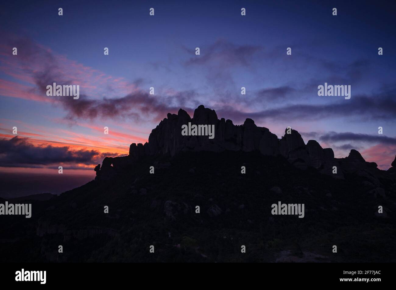 Montserrat West Face e Roca Foradada visto da Sant Pau Vell de la Guàrdia all'alba con cielo rosso (provincia di Barcellona, Catalogna, Spagna) Foto Stock