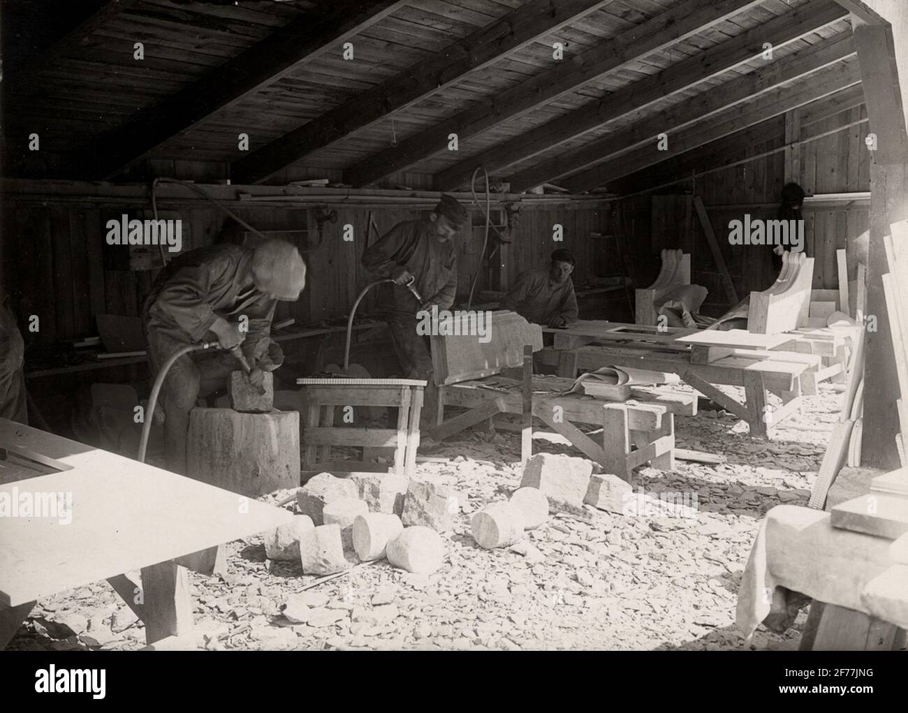 New Marblebruks AB, Kolmården. Lavorazione con martelli pneumatici di pezzi di marmo. I più vicini sono soggetti a mortaio. I soggetti sono di ampia portata. Foto Stock