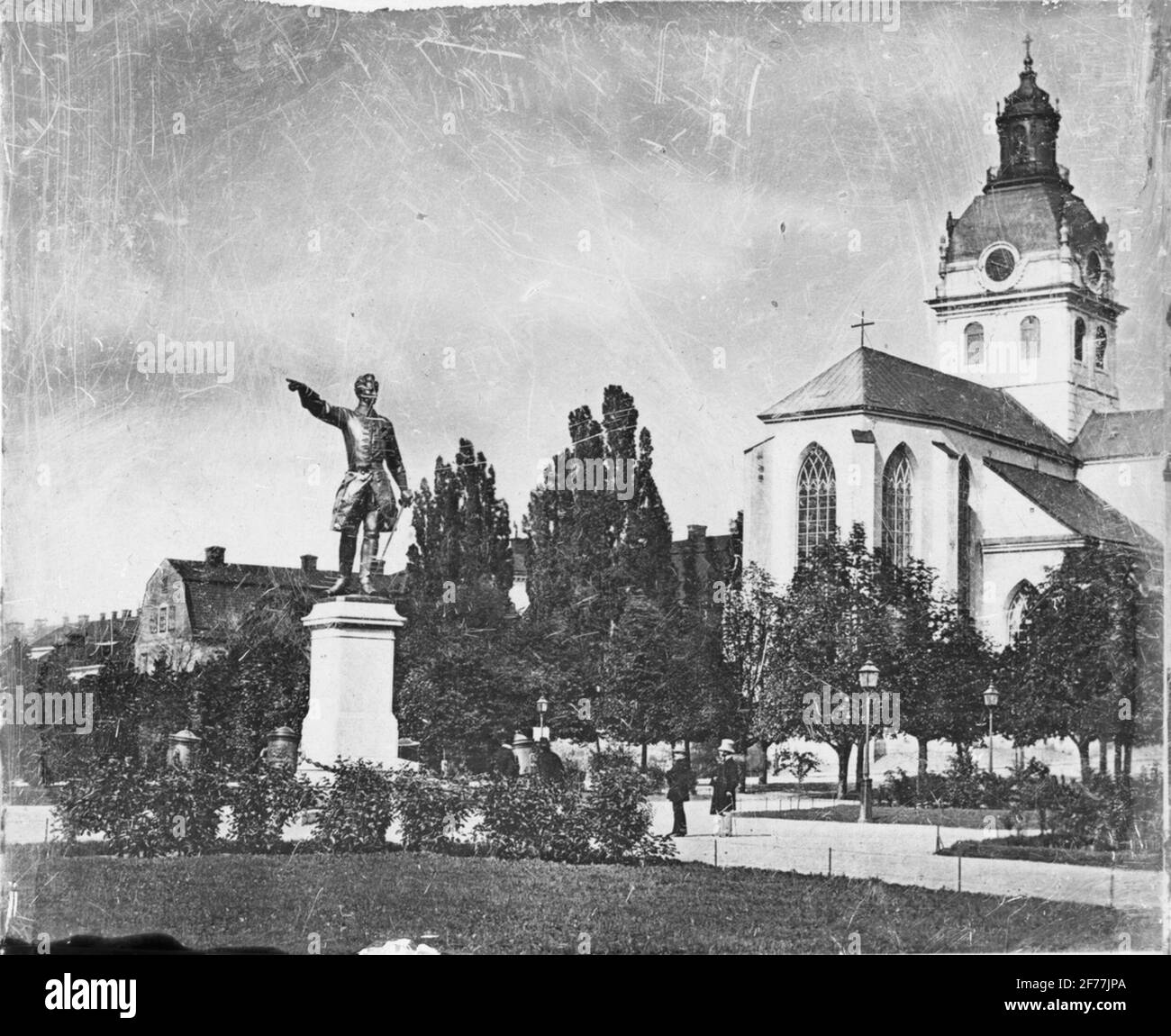 Chiesa di San Jakob a Stoccolma con scultura in primo piano raffigurante Karl XII ed eseguita nel 1868 da Johan Peter Molin. Foto Stock