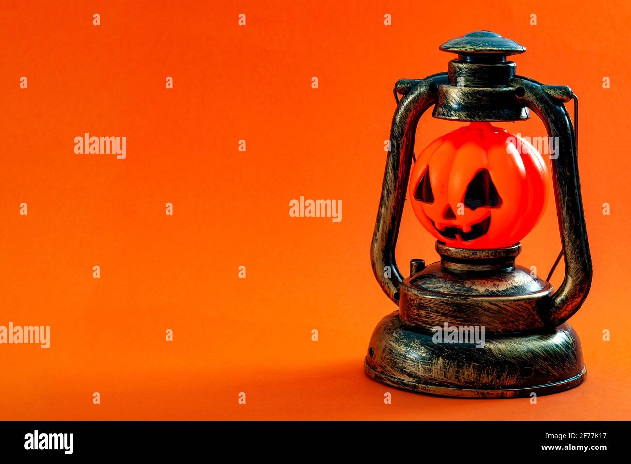 Halloween e autunno concetto di vacanza con un jack o lanterna isolato su sfondo arancione con spazio per la copia Foto Stock
