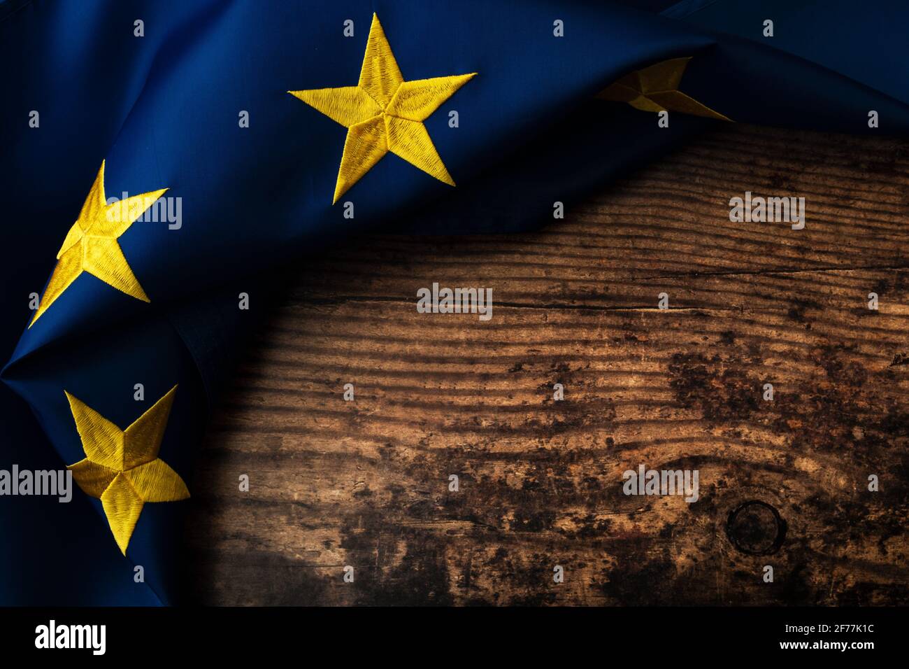 L'identità europea e l'orgoglio di essere dal tema del concetto europeo Con la bandiera blu con le stelle d'oro dell'UE schiacciamento di un telaio del boarder intorno al bac di legno Foto Stock