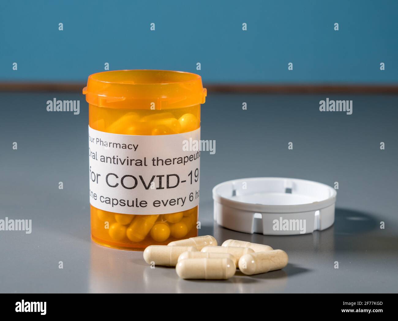Flacone e capsule con prescrizione che illustrano le prove di trattamento antivirale orale Per il virus SARS-COV-2 o Covid-19 Foto Stock