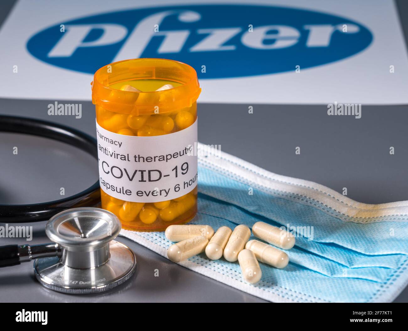 Morgantown, WV - 5 aprile 2021: Flacone e capsule da prescrizione illustra le prove Pfizer di trattamento antivirale orale per il virus SARS-COV-2 o Covid-19 Foto Stock