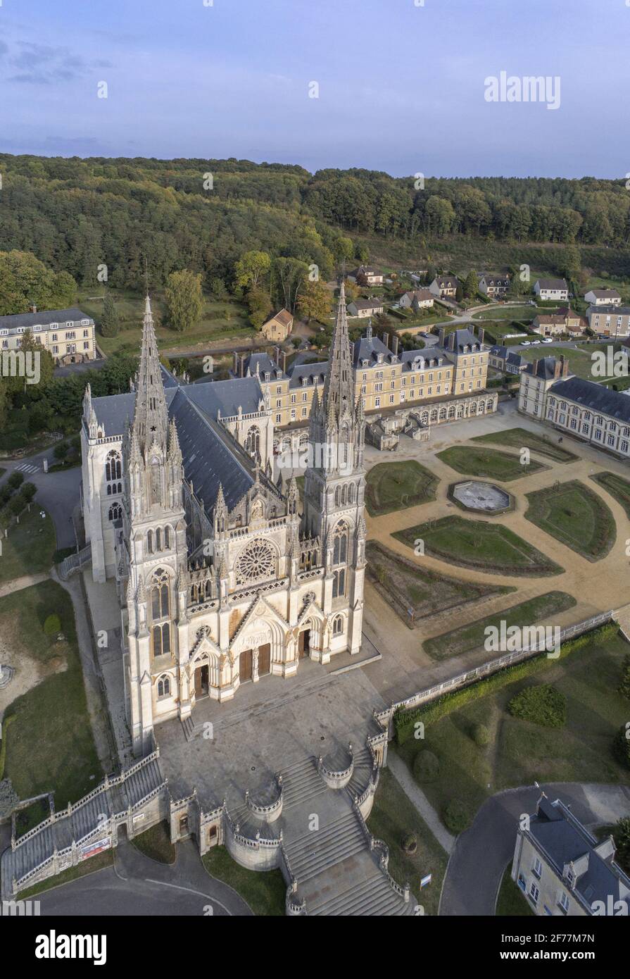 Francia, Orne, Parc naturel Regional du Perche, la Chapelle-Montligeon basilica in stile neo-gotico eretta tra il 1894 e il 1911 dall'architetto Maitre Tessier (vista aerea) Foto Stock