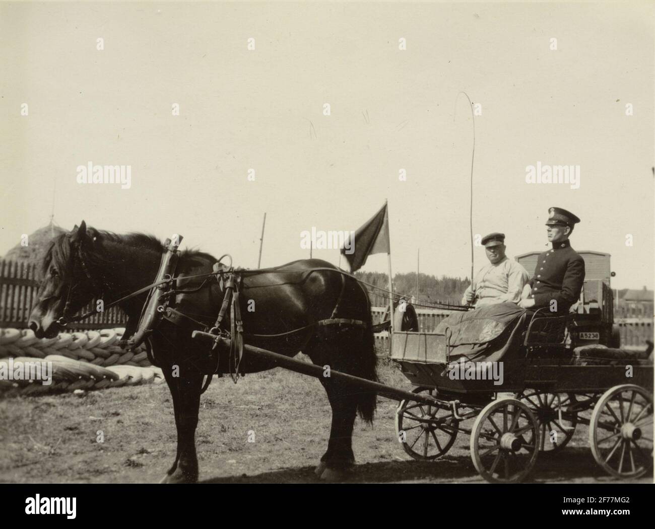 Due uomini su carrello disegnato da horse.Finnvikskabeln. Trasporto dinamidico. Dall'album, il casco da lavoro a cavo (casco) - Norrtälje - Finnviken si è esibito durante l'estate del 1928. Foto Stock