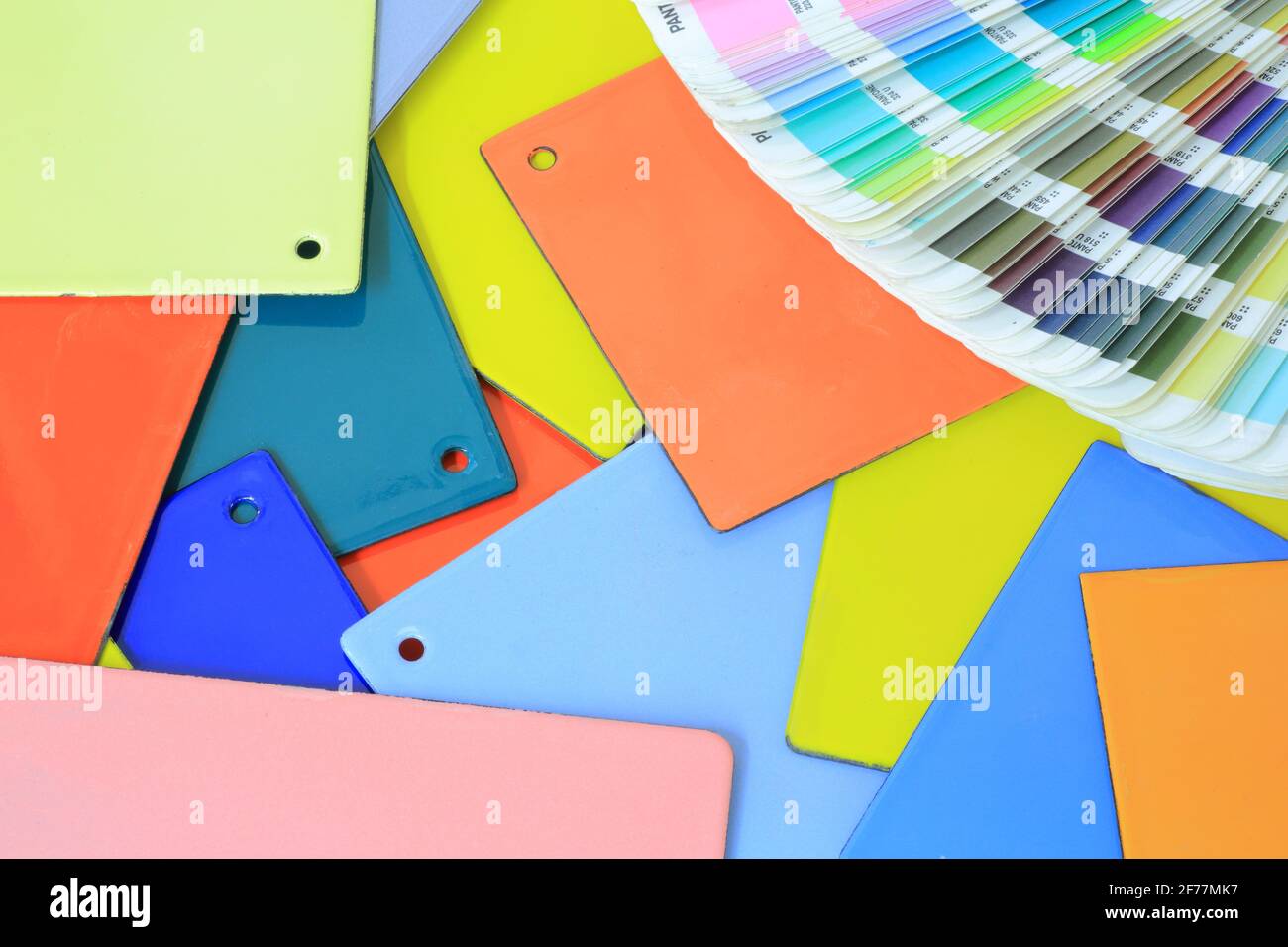 Francia, Bas Rhin, Ingwiller, la fabbrica di smaltatura renana, campioni di diversi colori di smalto e un grafico a colori Pantone Foto Stock