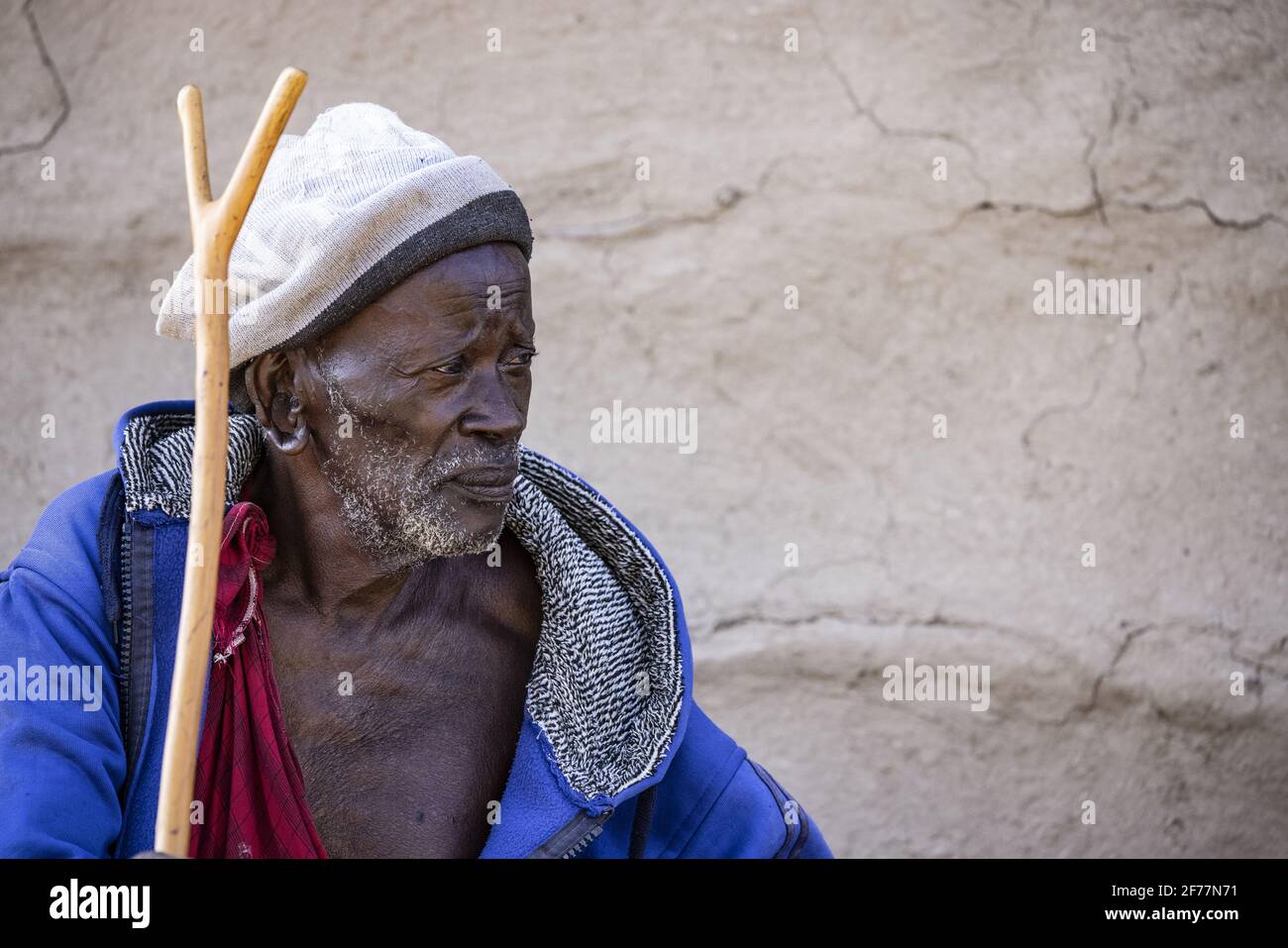 Tanzania, WMA (area di gestione della fauna selvatica) di Randilen, boma Melembuki Mengoru, ritratto del capo villaggio Foto Stock