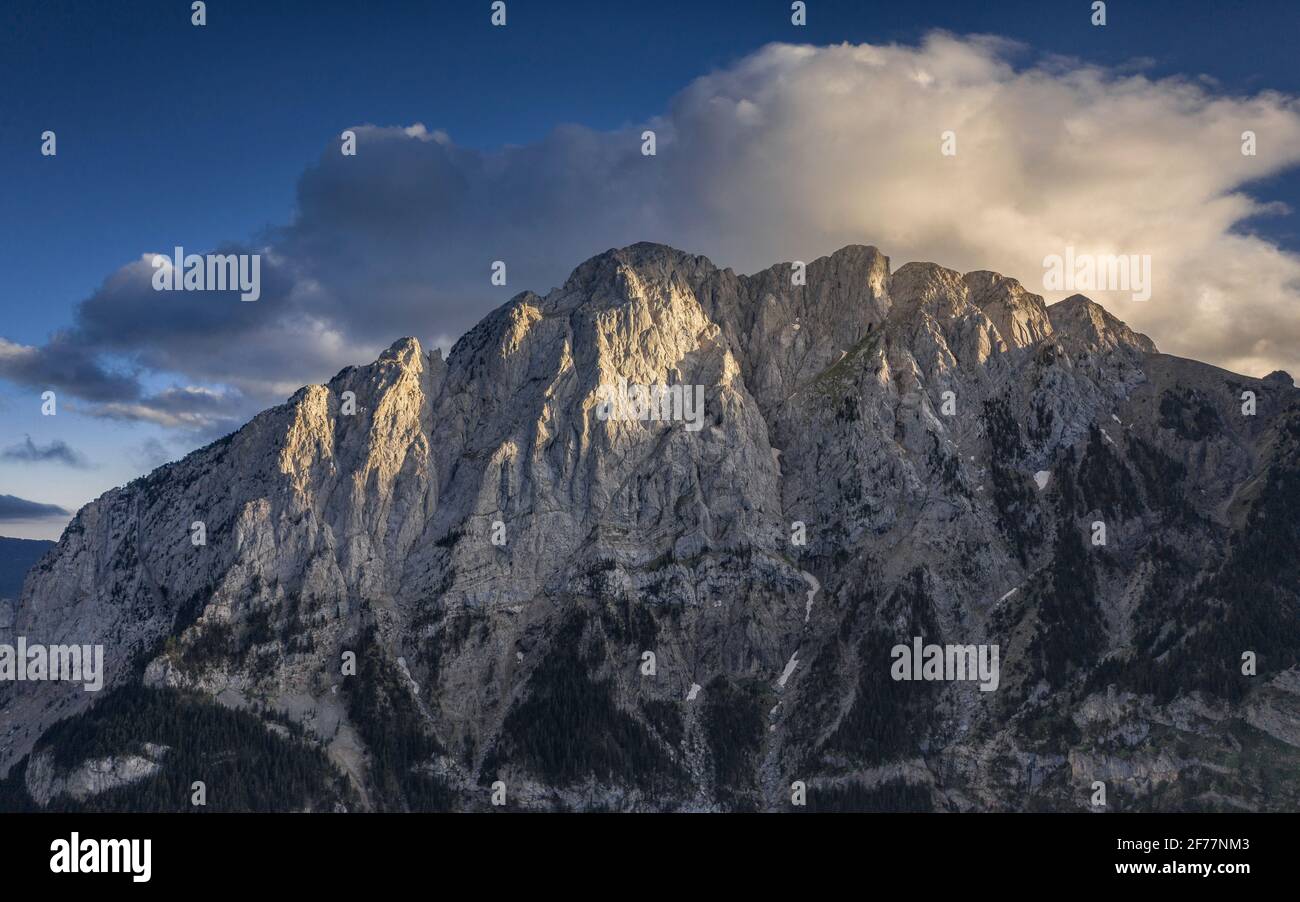 Pedraforca nord faccia vista aerea in un tramonto di primavera sulla valle di Saldes (provincia di Barcellona, Catalogna, Spagna, Pirenei) Foto Stock