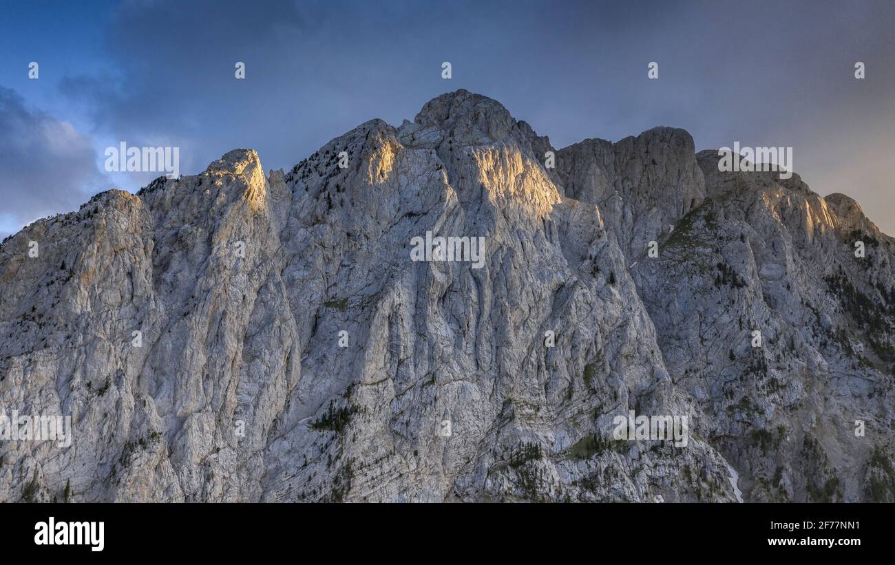 Pedraforca nord faccia vista aerea in un tramonto di primavera sulla valle di Saldes (provincia di Barcellona, Catalogna, Spagna, Pirenei) Foto Stock