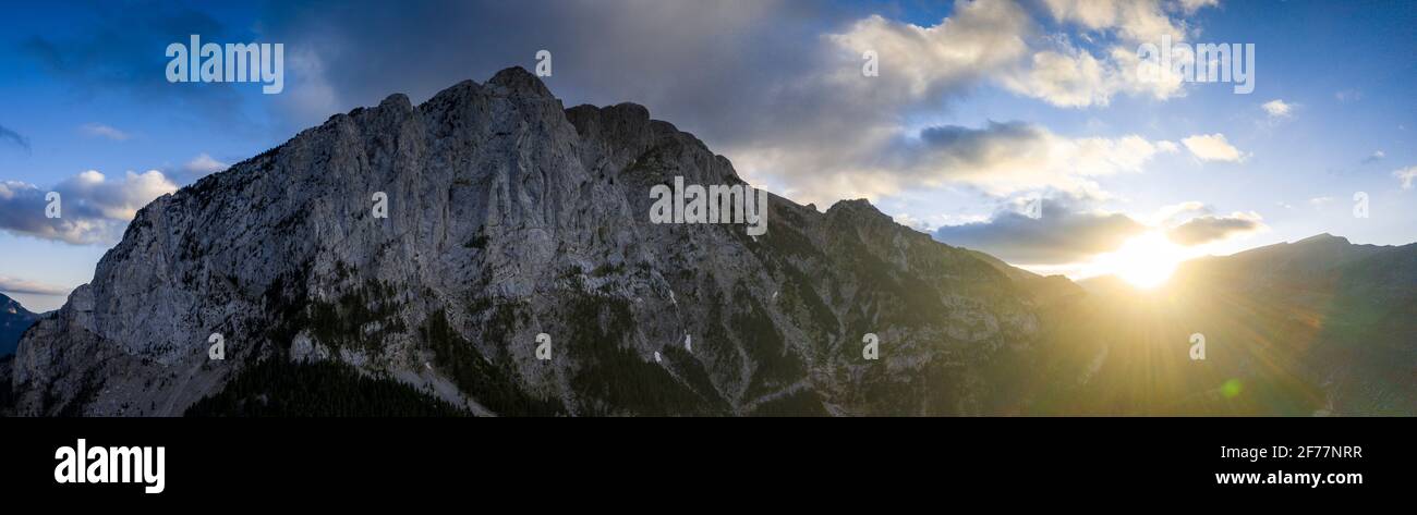 Pedraforca nord faccia vista aerea in un tramonto di primavera sulla valle di Saldes (provincia di Barcellona, Catalogna, Spagna, Pirenei) Foto Stock