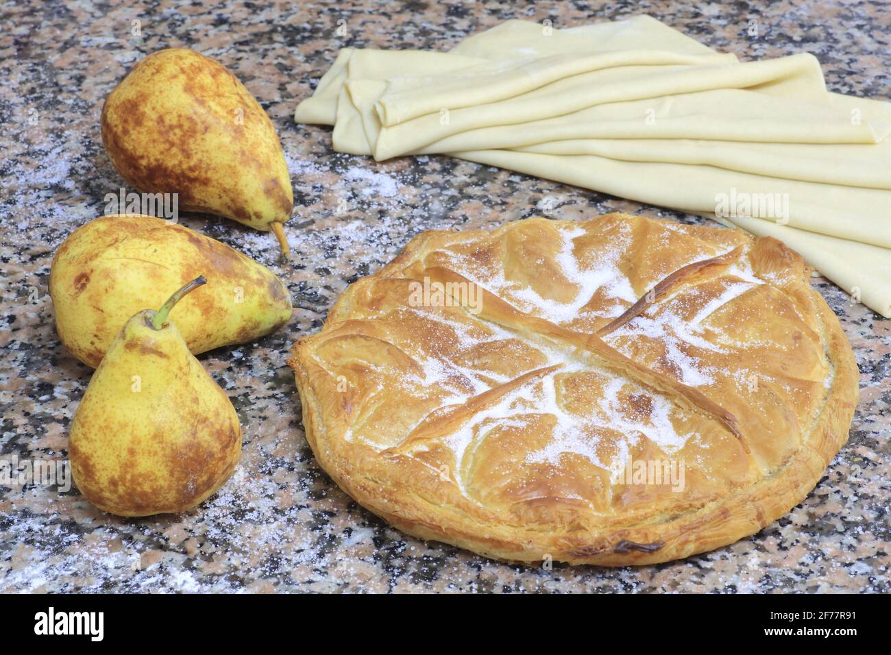 Francia, Ariege, Saint Girons, Croustades Martine Crespo, una crosta di pera con gli ingredienti: Pere e pasta sfoglia Foto Stock