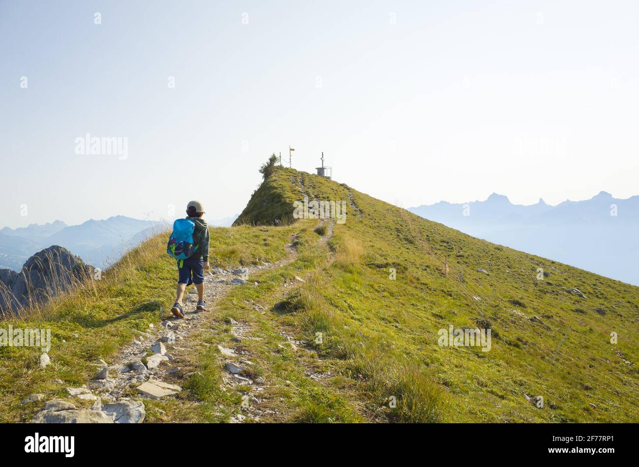 Svizzera, Wallis, Morgins, giovani escursionisti che arrivano alla cima di Pointe de Bellevue Foto Stock