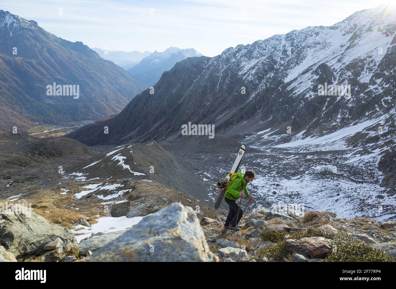 Svizzera, Wallis, Simplon, sci alpinismo a Bivouac Zen, una piccola capanna a 3000 metri di altitudine Foto Stock