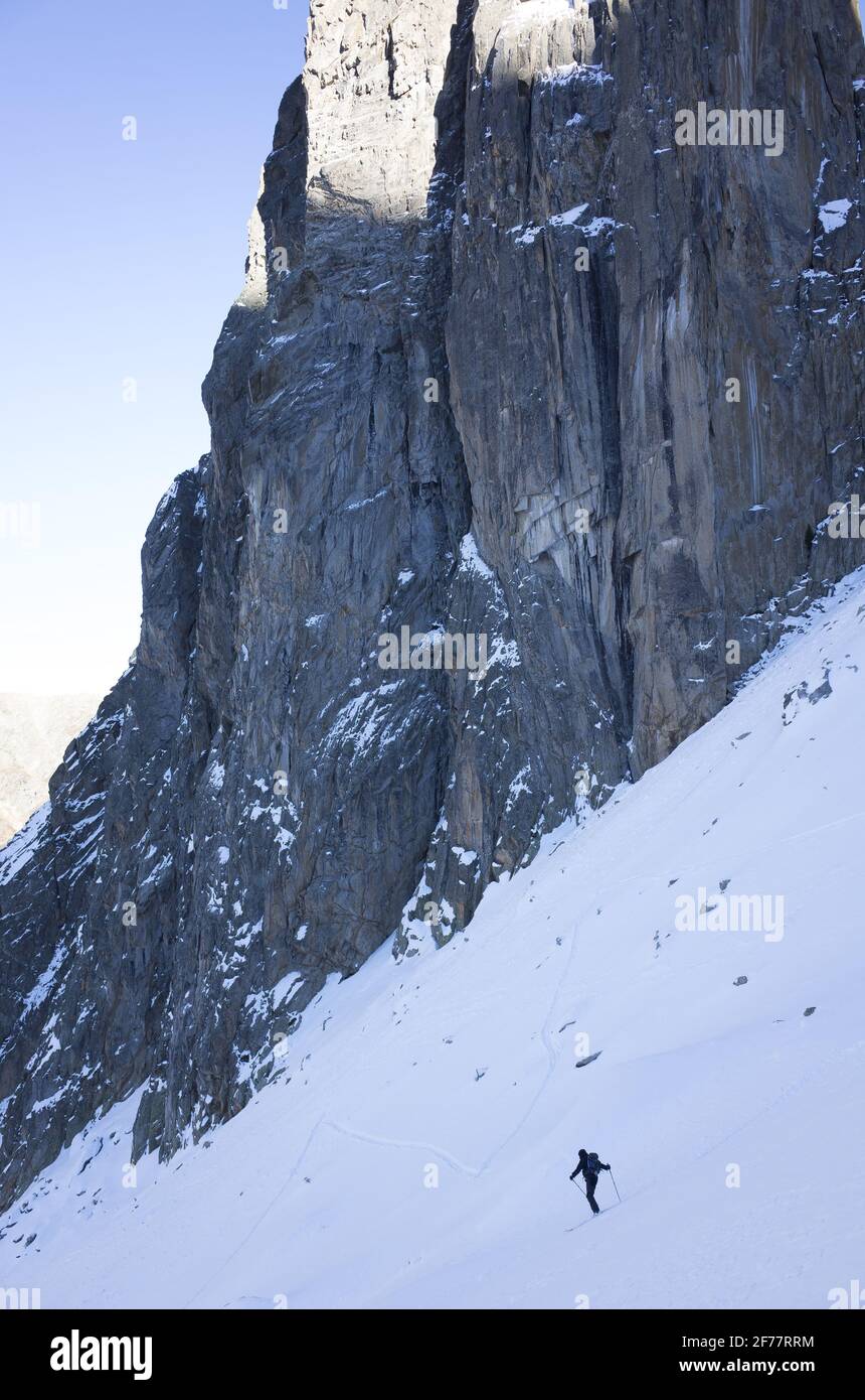 Svizzera, Wallis, Monte Bianco, sci alpinismo sotto il ghiacciaio Saleina Foto Stock
