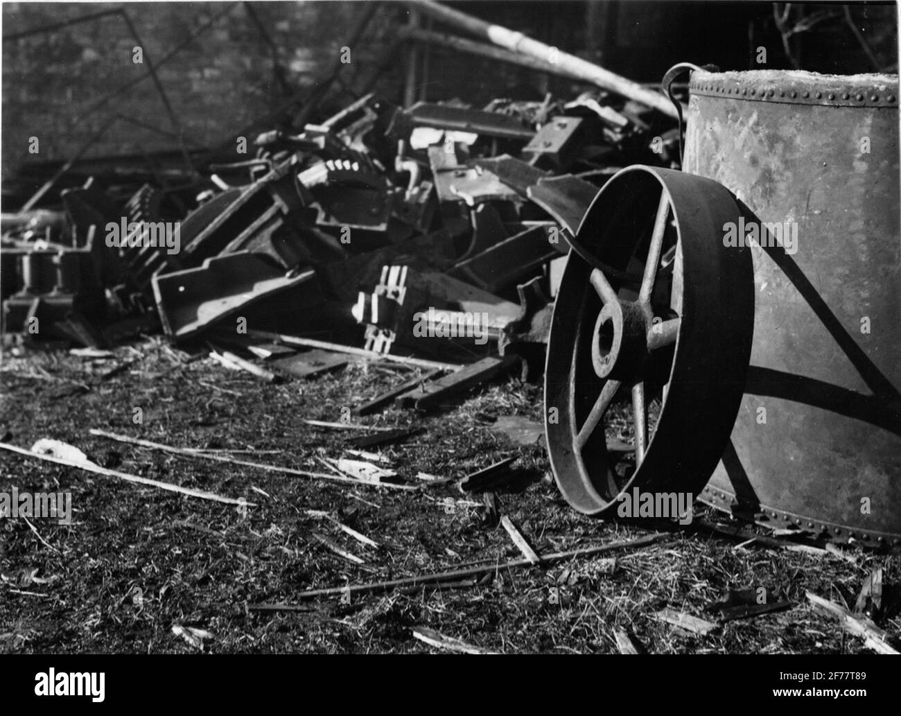 Mezzo vallone ad uso di Leufsta. Cumuli di rottami fuori dallo smithe durante la demolizione nel marzo 1932. Foto Stock
