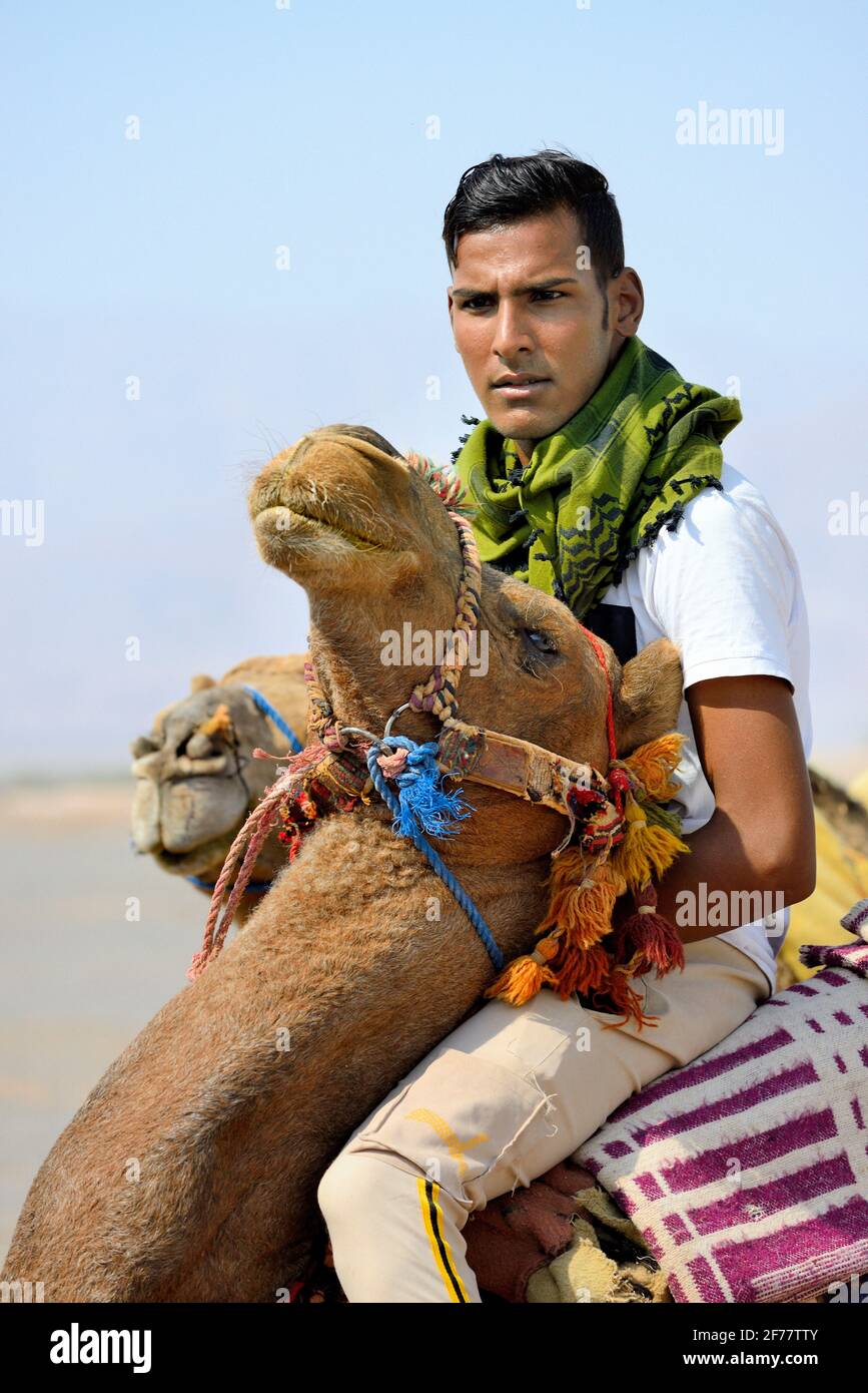 Iran, provincia di Kerman, dichiarata Patrimonio Mondiale dall'UNESCO, LUT deserto (Dasht-e LUT), camel driver Foto Stock