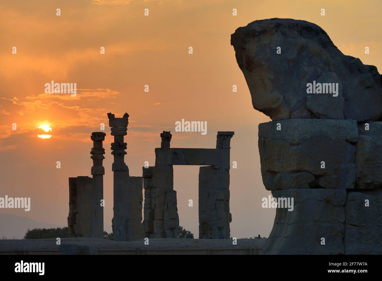 Iran, Persepolis, patrimonio mondiale dell'UNESCO, porta di tutte le nazioni (porta di Xerxes) al tramonto Foto Stock