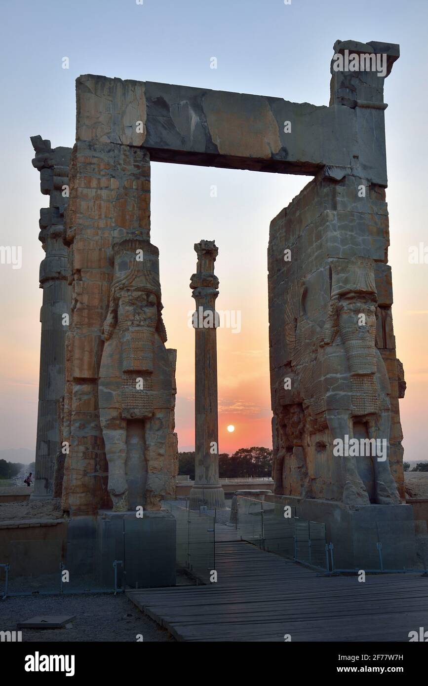 Iran, Persepolis, patrimonio mondiale dell'UNESCO, porta di tutte le nazioni (porta di Xerxes) al tramonto Foto Stock