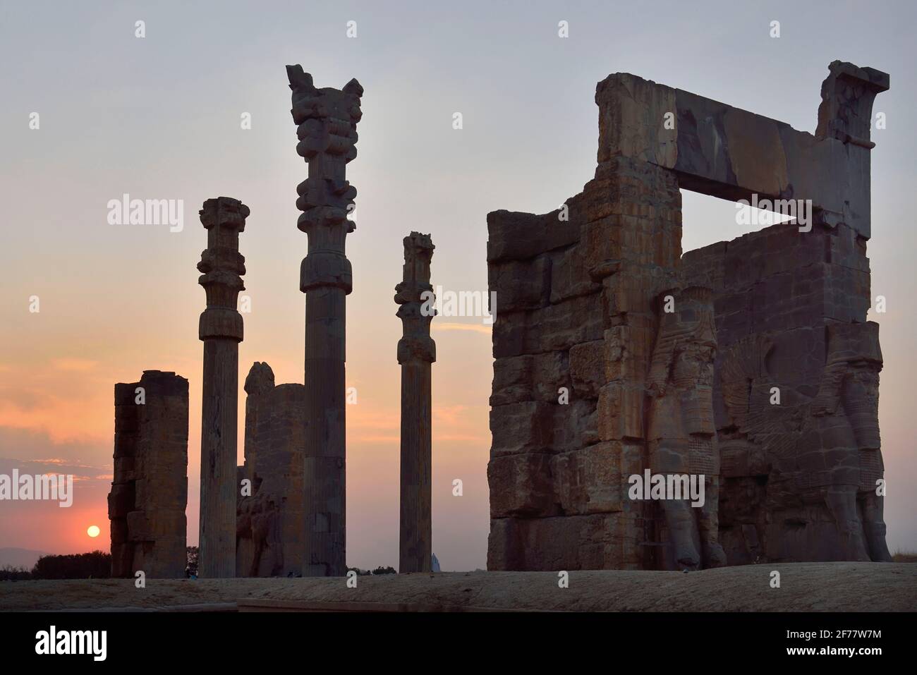 Iran, Persepolis, patrimonio mondiale dell'UNESCO, porta di tutte le nazioni (porta di Xerxes) al tramonto Foto Stock